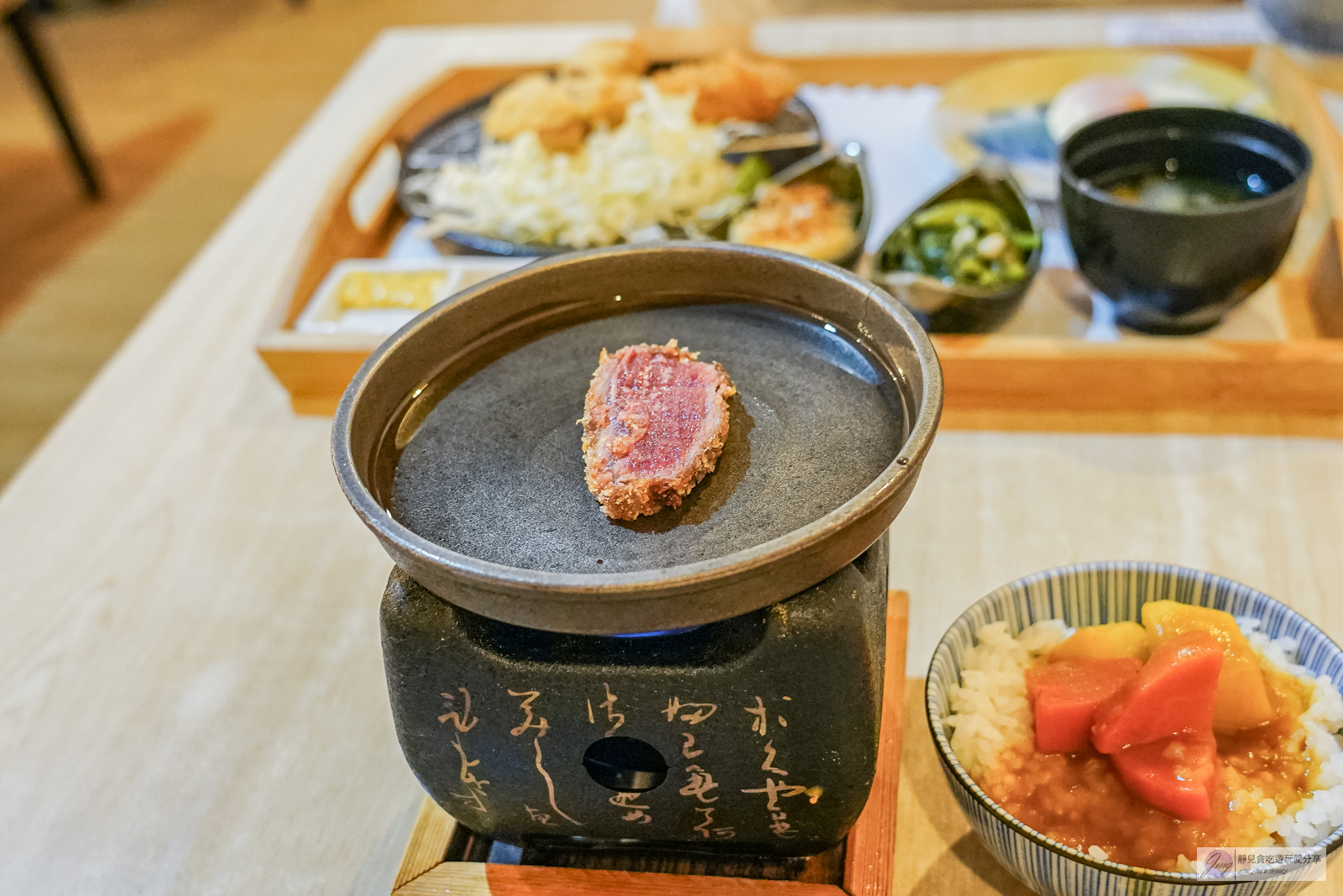 呷犇熟成牛力ツ。日式炸牛排專賣店-日式炸牛排，最低只要280元，免費自助吧咖哩、牛肉壽喜燒、味噌湯無限續 @靜兒貪吃遊玩愛分享