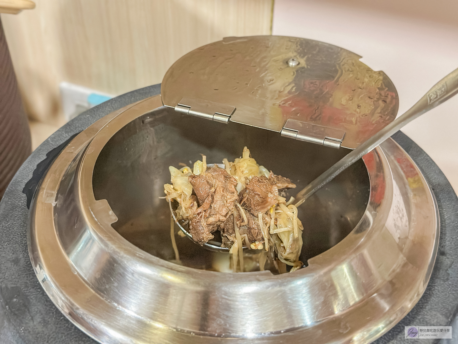 呷犇熟成牛力ツ。日式炸牛排專賣店-日式炸牛排，最低只要280元，免費自助吧咖哩、牛肉壽喜燒、味噌湯無限續 @靜兒貪吃遊玩愛分享