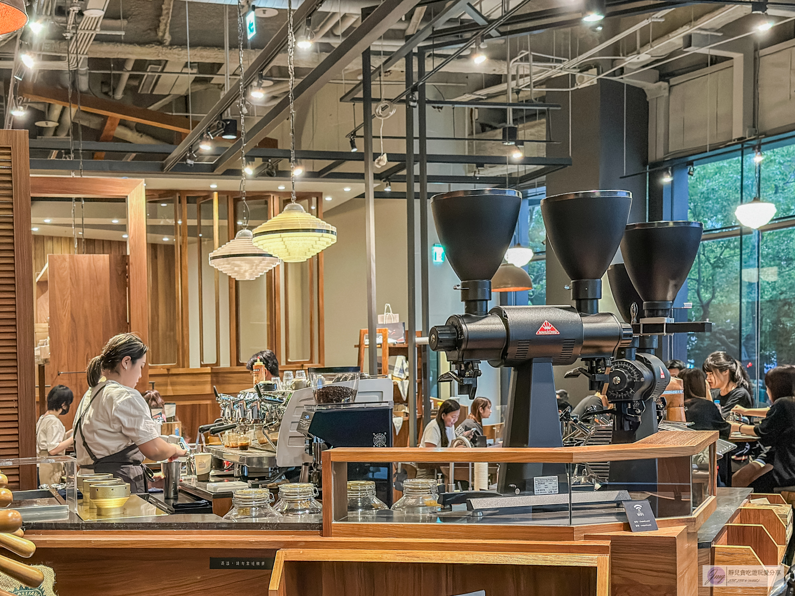 冉冉生活 Coppii Lumii living coffee 南港-不限時咖啡廳，煙燻青醬蕈菇烤餅、檸檬酪梨漢堡排推薦/鄰近南港軟體園區站 @靜兒貪吃遊玩愛分享