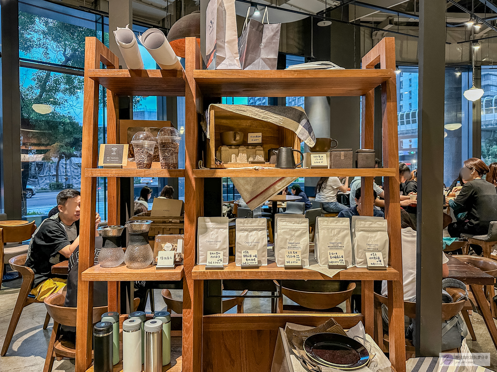 冉冉生活 Coppii Lumii living coffee 南港-不限時咖啡廳，煙燻青醬蕈菇烤餅、檸檬酪梨漢堡排推薦/鄰近南港軟體園區站 @靜兒貪吃遊玩愛分享