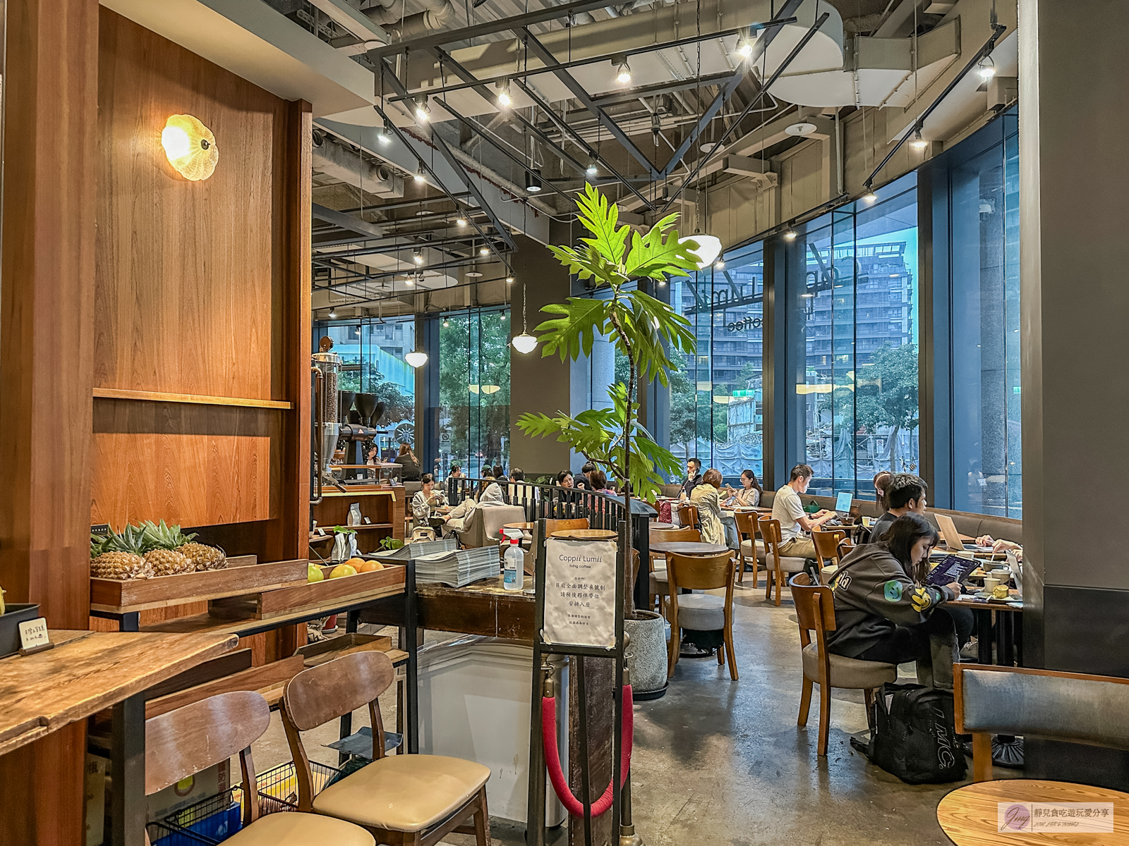 冉冉生活 Coppii Lumii living coffee 南港-不限時咖啡廳，煙燻青醬蕈菇烤餅、檸檬酪梨漢堡排推薦/鄰近南港軟體園區站 @靜兒貪吃遊玩愛分享