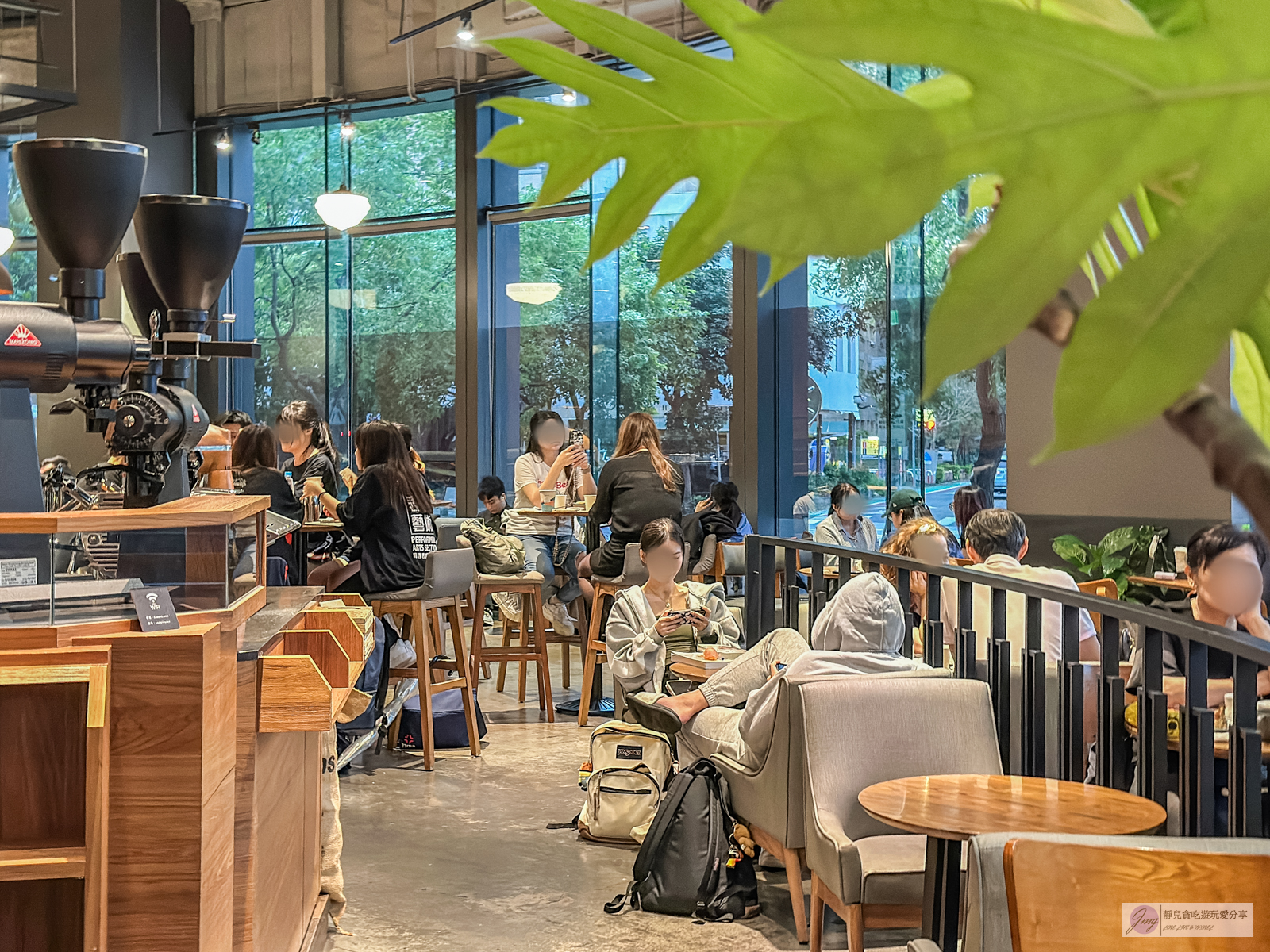 冉冉生活 Coppii Lumii living coffee 南港-不限時咖啡廳，煙燻青醬蕈菇烤餅、檸檬酪梨漢堡排推薦/鄰近南港軟體園區站 @靜兒貪吃遊玩愛分享
