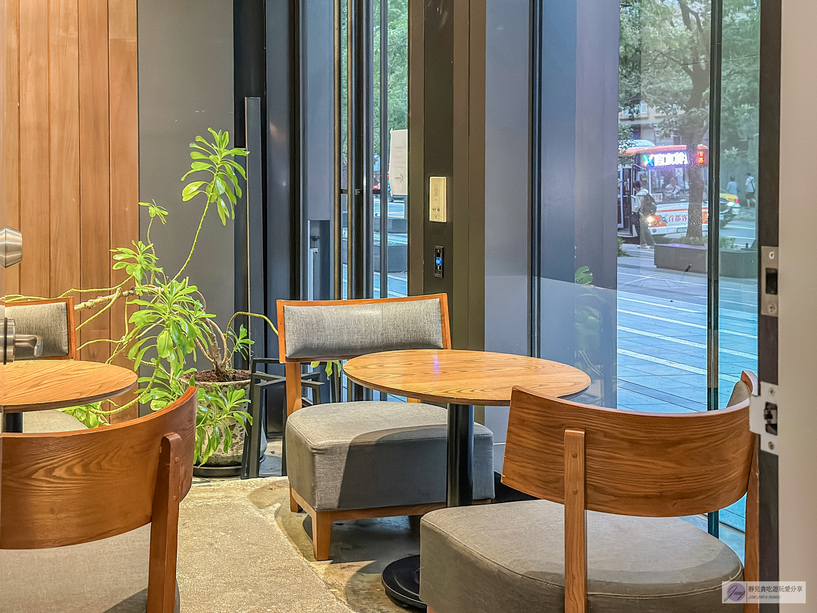 冉冉生活 Coppii Lumii living coffee 南港-不限時咖啡廳，煙燻青醬蕈菇烤餅、檸檬酪梨漢堡排推薦/鄰近南港軟體園區站 @靜兒貪吃遊玩愛分享