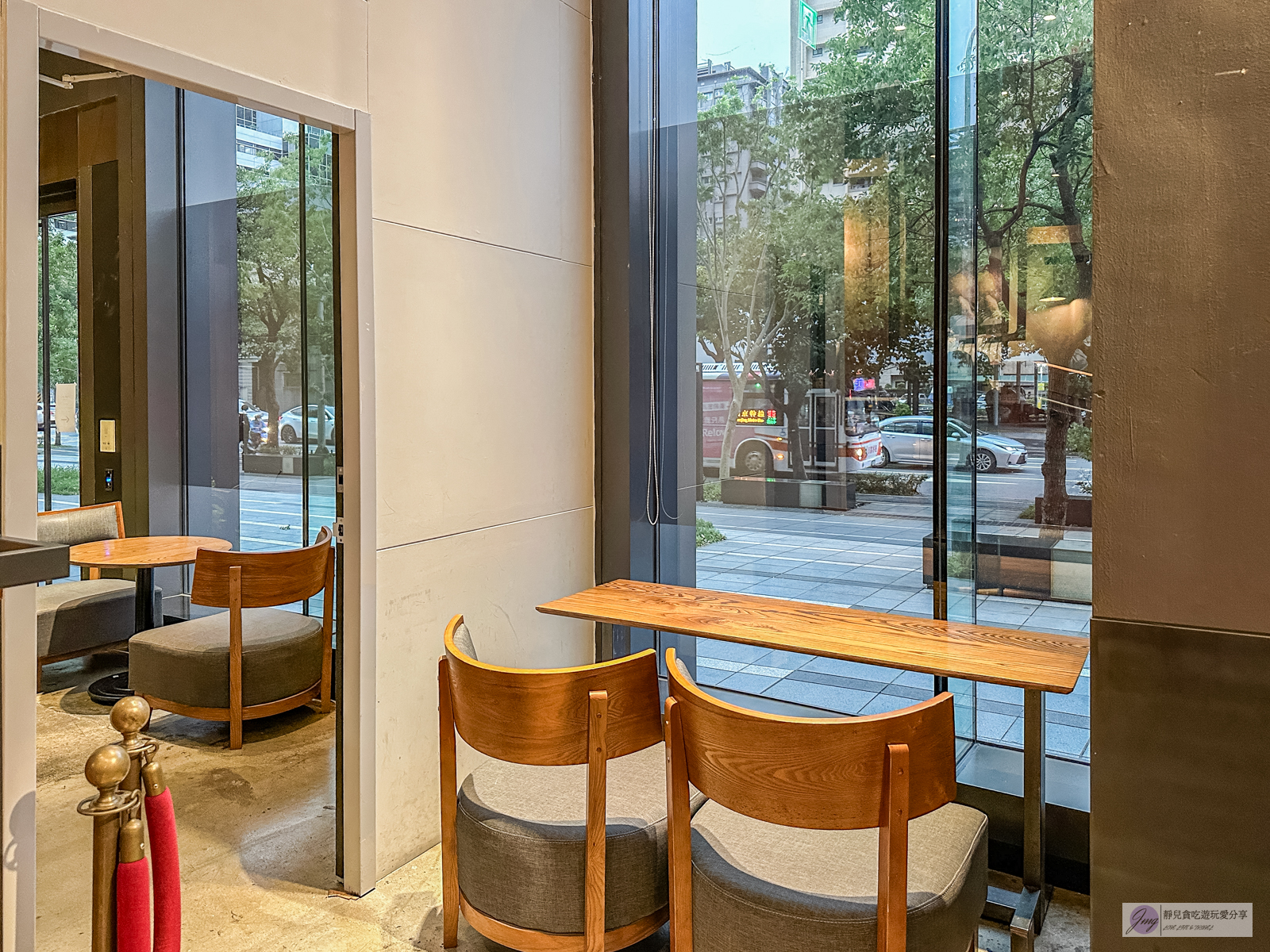 冉冉生活 Coppii Lumii living coffee 南港-不限時咖啡廳，煙燻青醬蕈菇烤餅、檸檬酪梨漢堡排推薦/鄰近南港軟體園區站 @靜兒貪吃遊玩愛分享