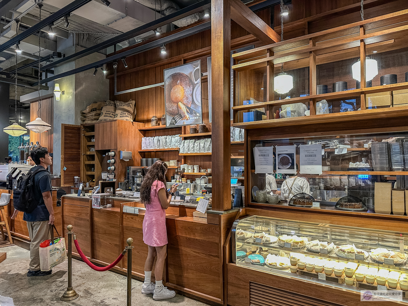 冉冉生活 Coppii Lumii living coffee 南港-不限時咖啡廳，煙燻青醬蕈菇烤餅、檸檬酪梨漢堡排推薦/鄰近南港軟體園區站 @靜兒貪吃遊玩愛分享