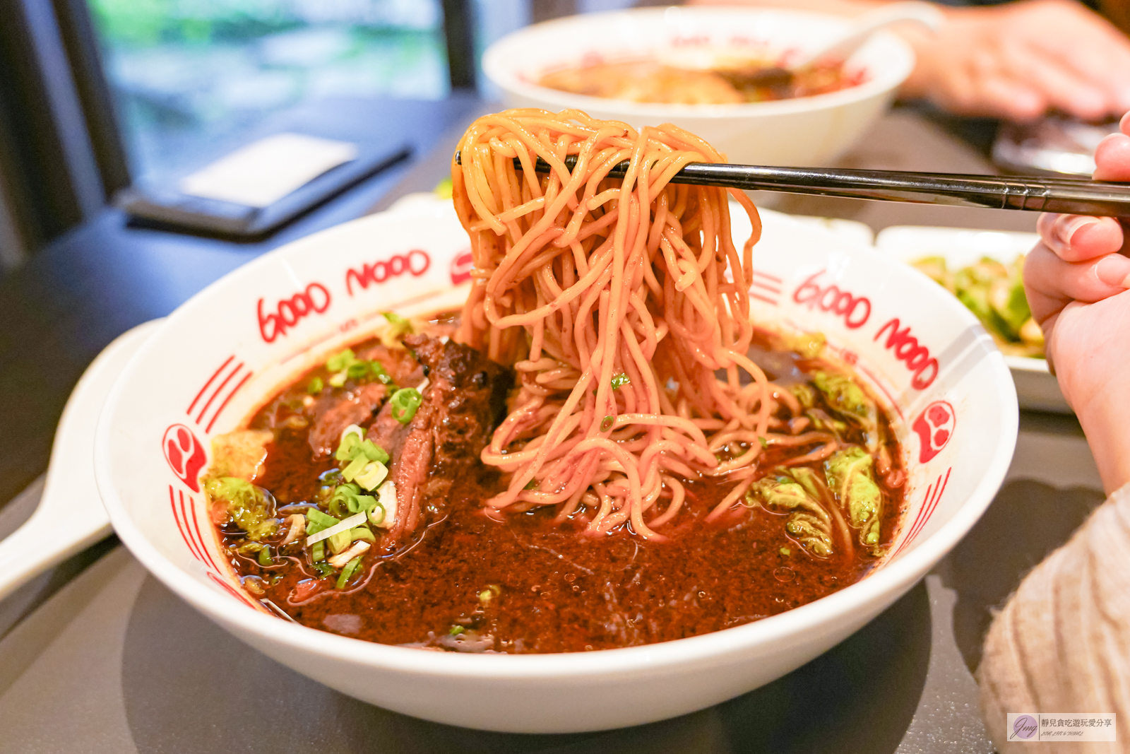 牛麵-DIY客製化牛肉麵！超推濃郁麻奶湯頭，湯濃肉大塊，平日中午人潮也不少/鄰近羅東車站 @靜兒貪吃遊玩愛分享