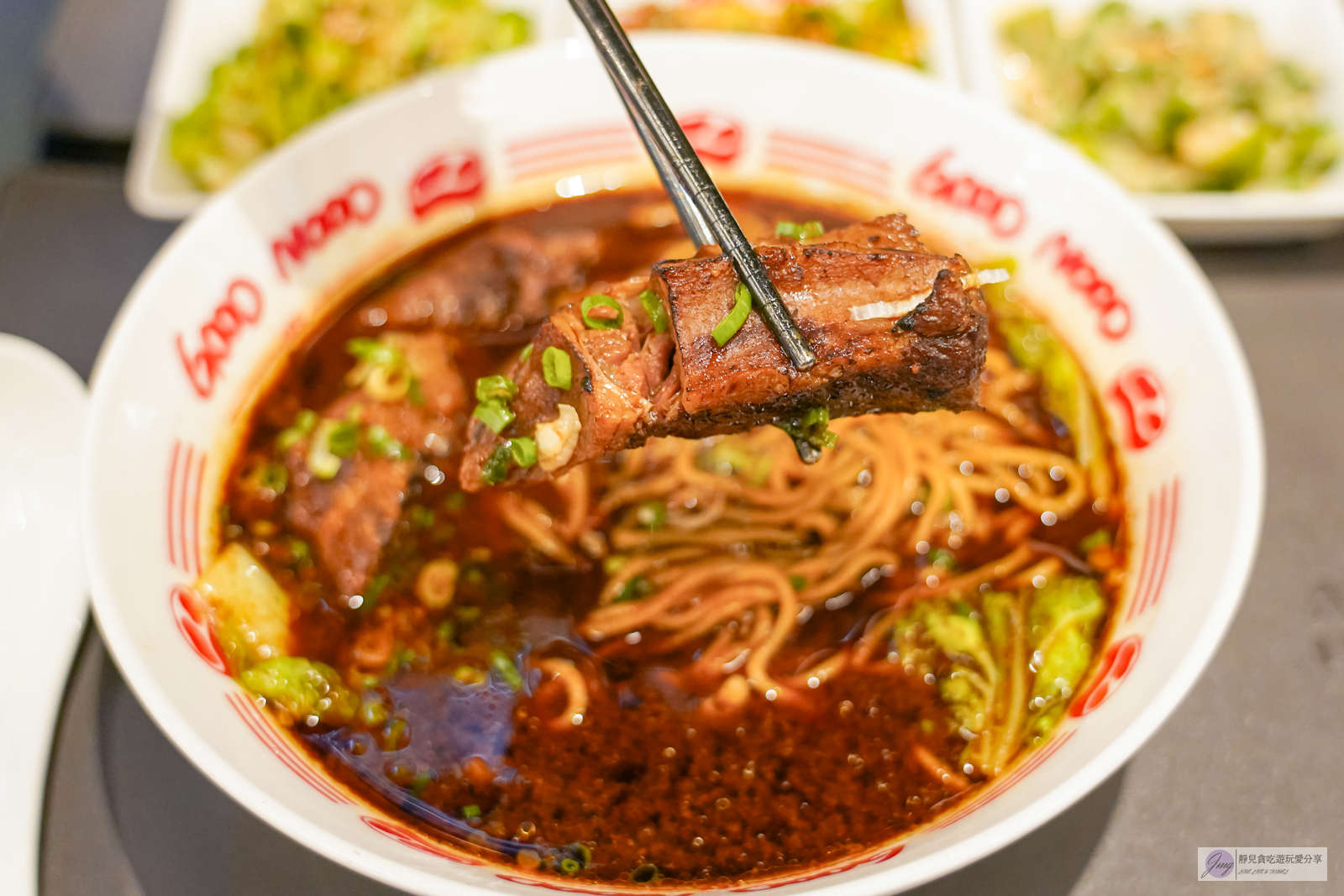 牛麵-DIY客製化牛肉麵！超推濃郁麻奶湯頭，湯濃肉大塊，平日中午人潮也不少/鄰近羅東車站 @靜兒貪吃遊玩愛分享
