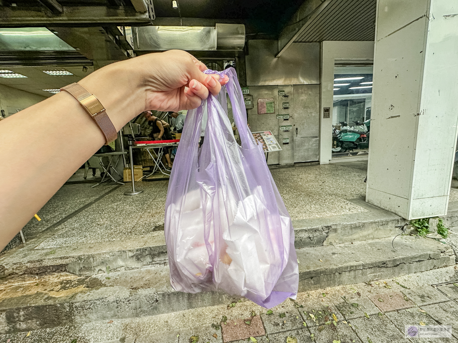 南港老張燒餅店-在地人氣小吃!一出爐就掃光,超過30年老店,炭火烤得酥脆胡椒餅/鄰近南港展覽館 @靜兒貪吃遊玩愛分享 南港老張燒餅店-在地人氣小吃!一出爐就掃光,超過30年老店,炭火烤得酥脆胡椒餅/鄰近南港展覽館 @靜兒貪吃遊玩愛分享