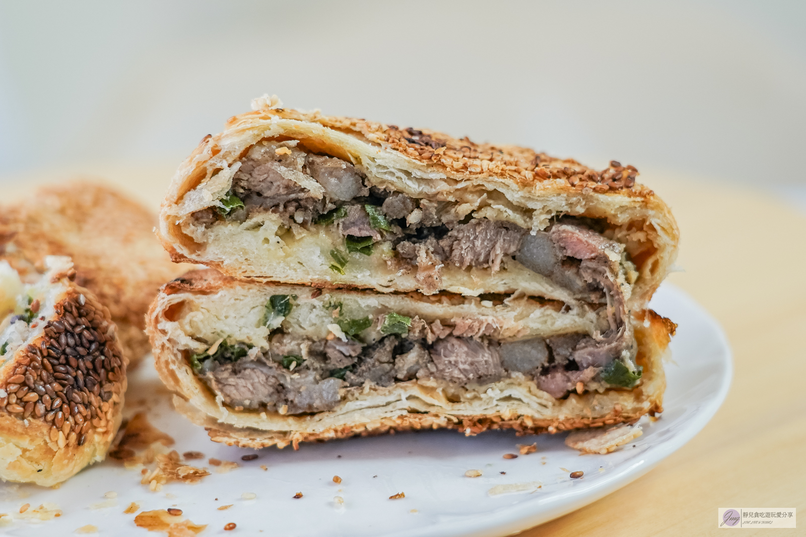 南港老張燒餅店-在地人氣小吃！一出爐就掃光，超過30年老店，炭火烤得酥脆胡椒餅/鄰近南港展覽館 @靜兒貪吃遊玩愛分享