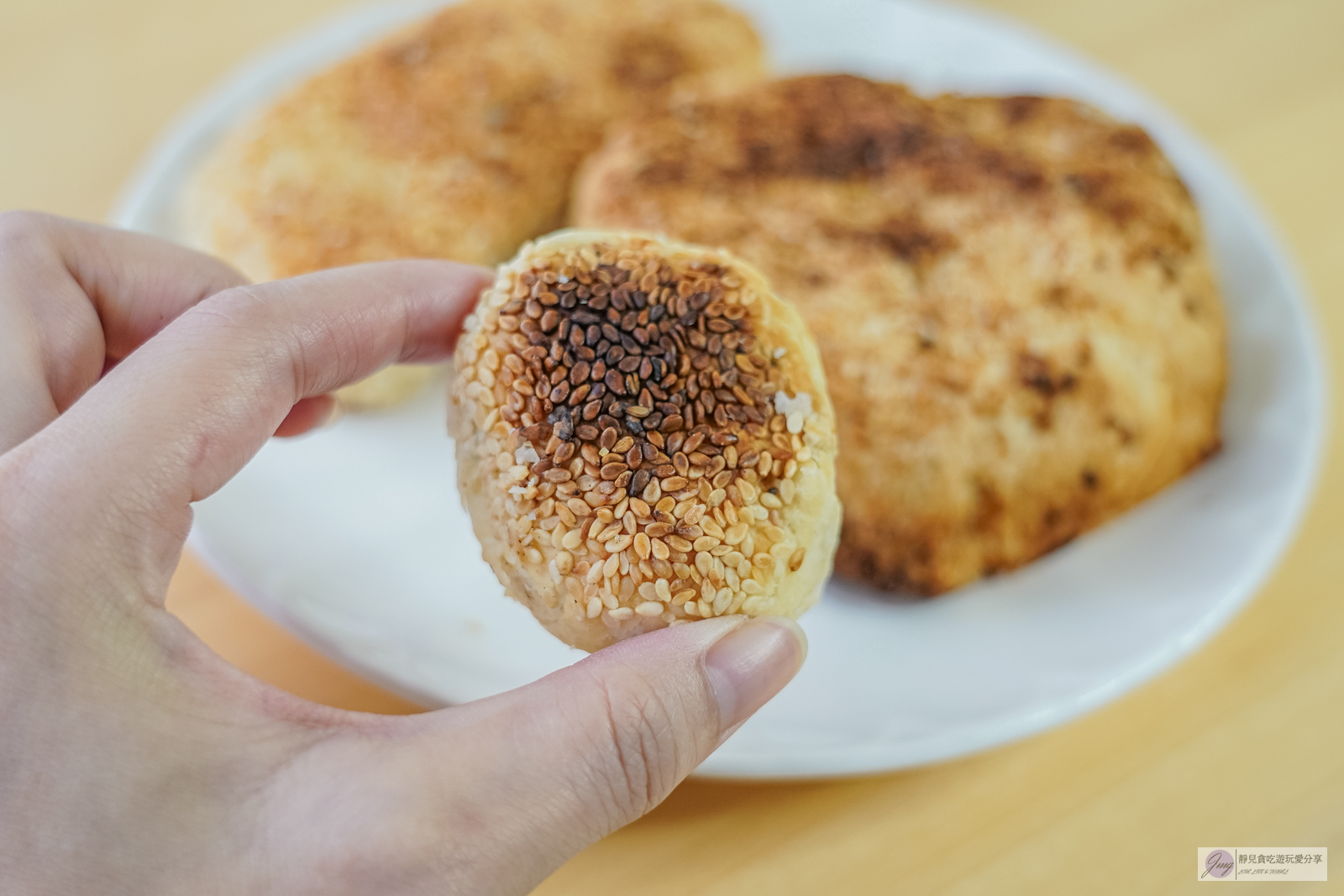 南港老張燒餅店-在地人氣小吃!一出爐就掃光,超過30年老店,炭火烤得酥脆胡椒餅/鄰近南港展覽館 @靜兒貪吃遊玩愛分享 南港老張燒餅店-在地人氣小吃!一出爐就掃光,超過30年老店,炭火烤得酥脆胡椒餅/鄰近南港展覽館 @靜兒貪吃遊玩愛分享
