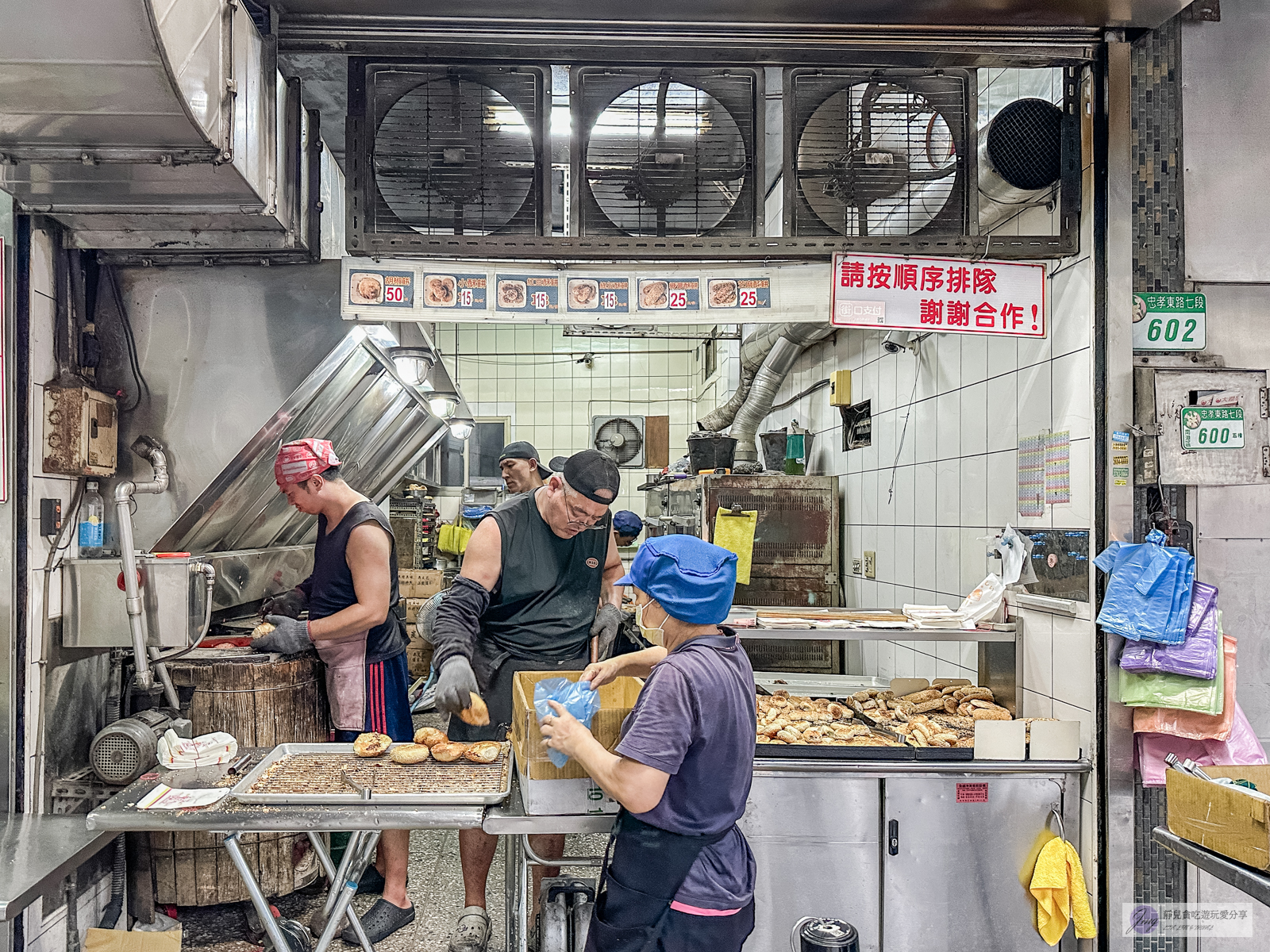 南港老張燒餅店-在地人氣小吃!一出爐就掃光,超過30年老店,炭火烤得酥脆胡椒餅/鄰近南港展覽館 @靜兒貪吃遊玩愛分享 南港老張燒餅店-在地人氣小吃!一出爐就掃光,超過30年老店,炭火烤得酥脆胡椒餅/鄰近南港展覽館 @靜兒貪吃遊玩愛分享