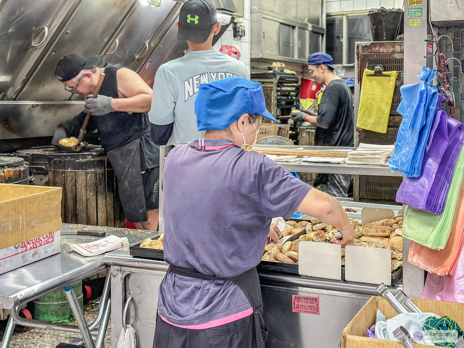 南港老張燒餅店-在地人氣小吃!一出爐就掃光,超過30年老店,炭火烤得酥脆胡椒餅/鄰近南港展覽館 @靜兒貪吃遊玩愛分享 南港老張燒餅店-在地人氣小吃!一出爐就掃光,超過30年老店,炭火烤得酥脆胡椒餅/鄰近南港展覽館 @靜兒貪吃遊玩愛分享