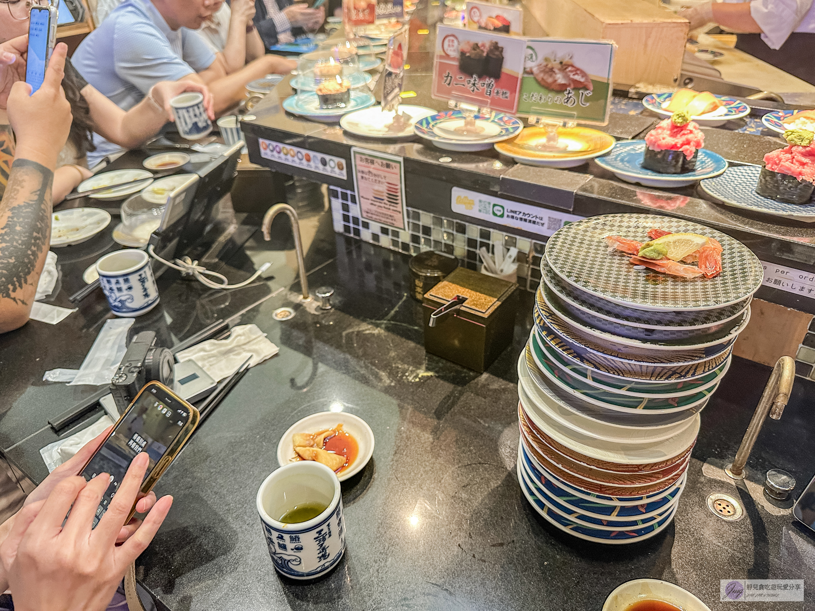 三浦三崎港上野店-在地人氣排隊壽司店！料爆多的平價迴轉壽司，高CP值必吃美食 @靜兒貪吃遊玩愛分享