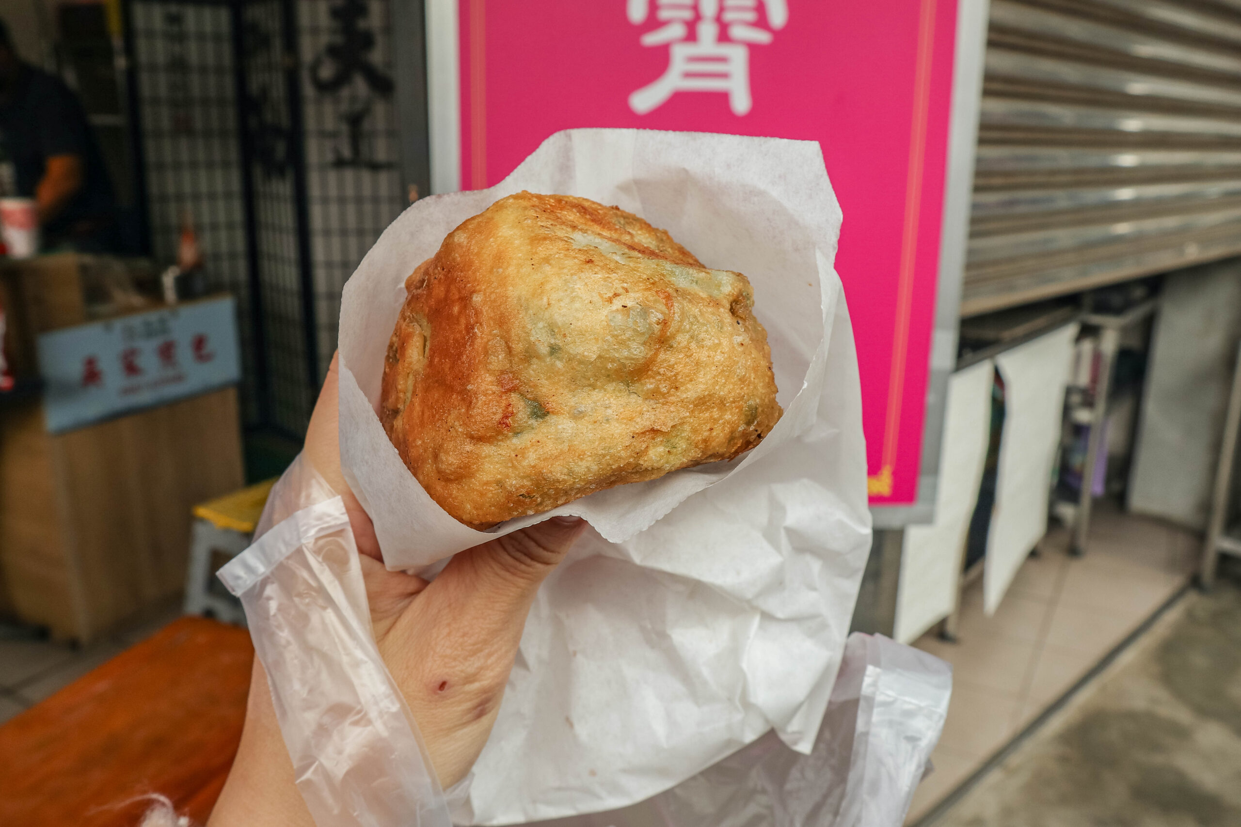 吳家煎包-在地人氣煎包!傳承老字號張家煎包,三角外型外酥內餡料滿,超大顆只要20元/鄰近通霄菜市場 @靜兒貪吃遊玩愛分享 吳家煎包-在地人氣煎包!傳承老字號張家煎包,三角外型外酥內餡料滿,超大顆只要20元/鄰近通霄菜市場 @靜兒貪吃遊玩愛分享