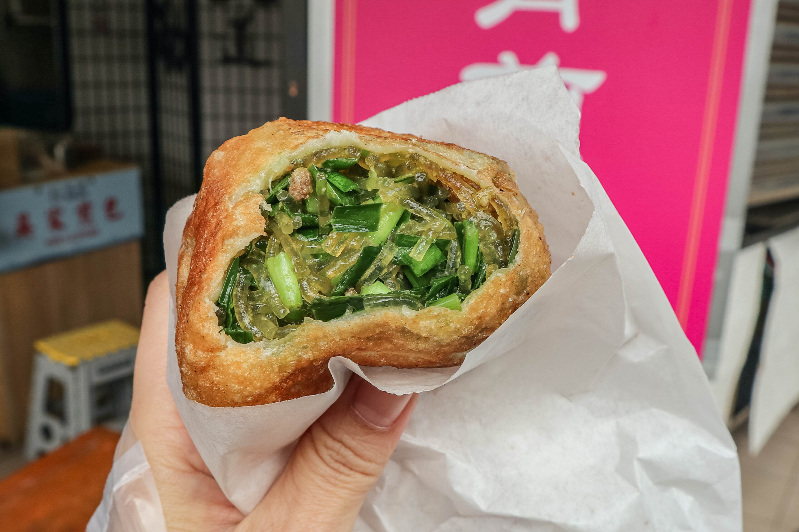 吳家煎包-在地人氣煎包！傳承老字號張家煎包，三角外型外酥內餡料滿，超大顆只要20元/鄰近通霄菜市場 @靜兒貪吃遊玩愛分享