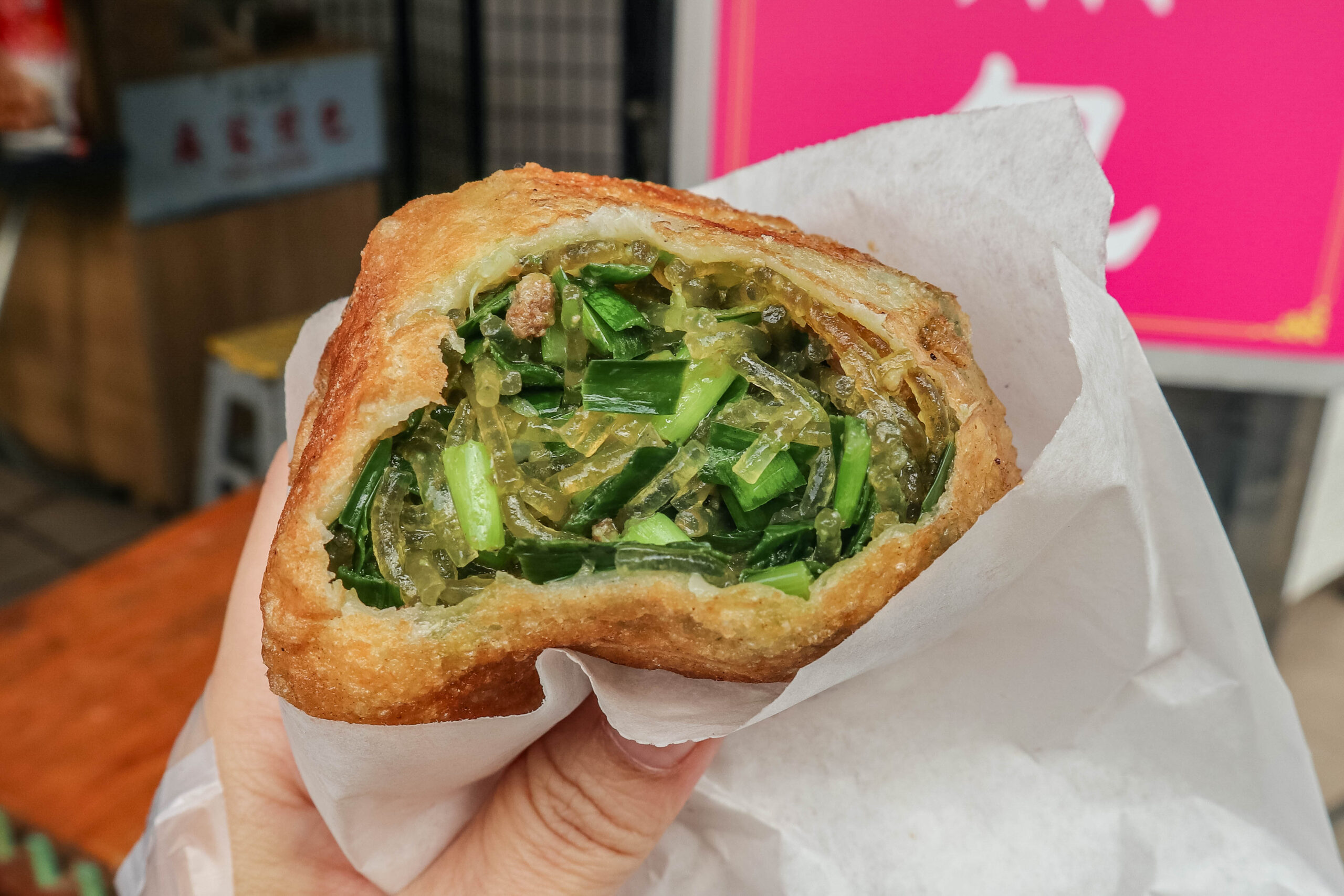 吳家煎包-在地人氣煎包！傳承老字號張家煎包，三角外型外酥內餡料滿，超大顆只要20元/鄰近通霄菜市場 @靜兒貪吃遊玩愛分享