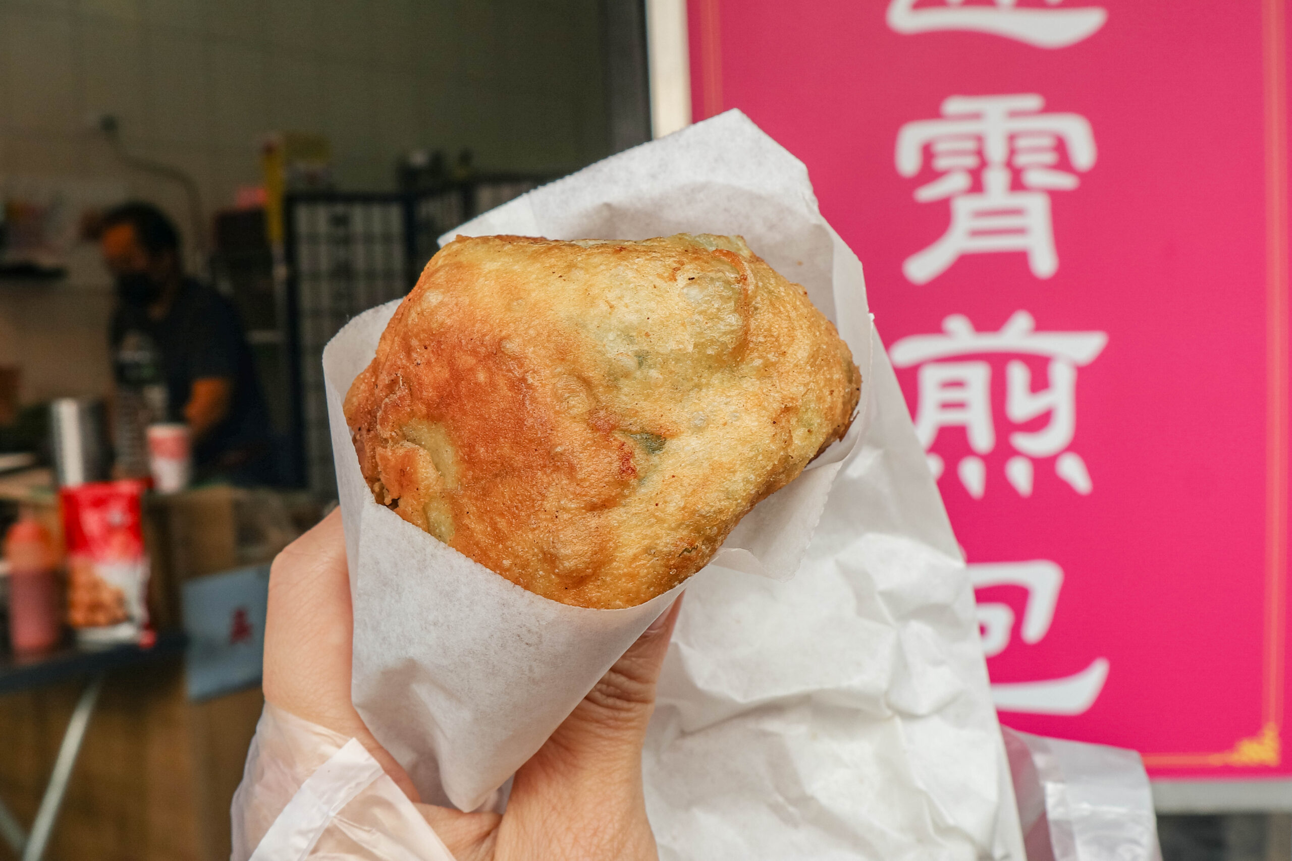 吳家煎包-在地人氣煎包！傳承老字號張家煎包，三角外型外酥內餡料滿，超大顆只要20元/鄰近通霄菜市場 @靜兒貪吃遊玩愛分享