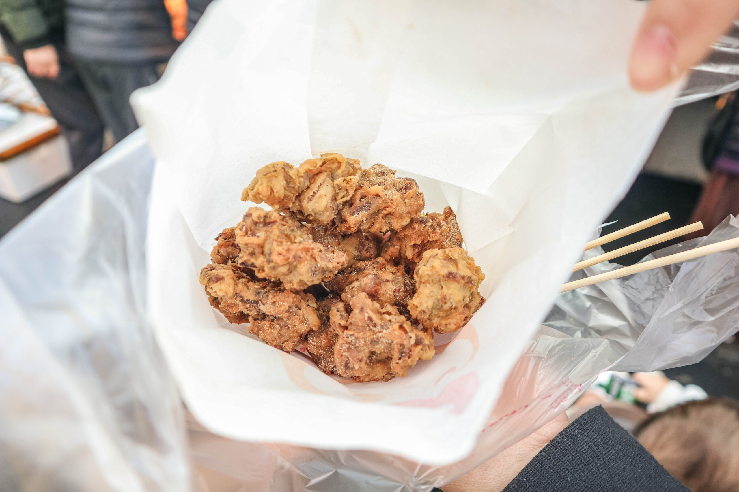 漢寶哥炸雞-一週只賣兩天！超人氣的花生酸菜炸，酥香脆的客家古早味零食/通霄菜市場 @靜兒貪吃遊玩愛分享