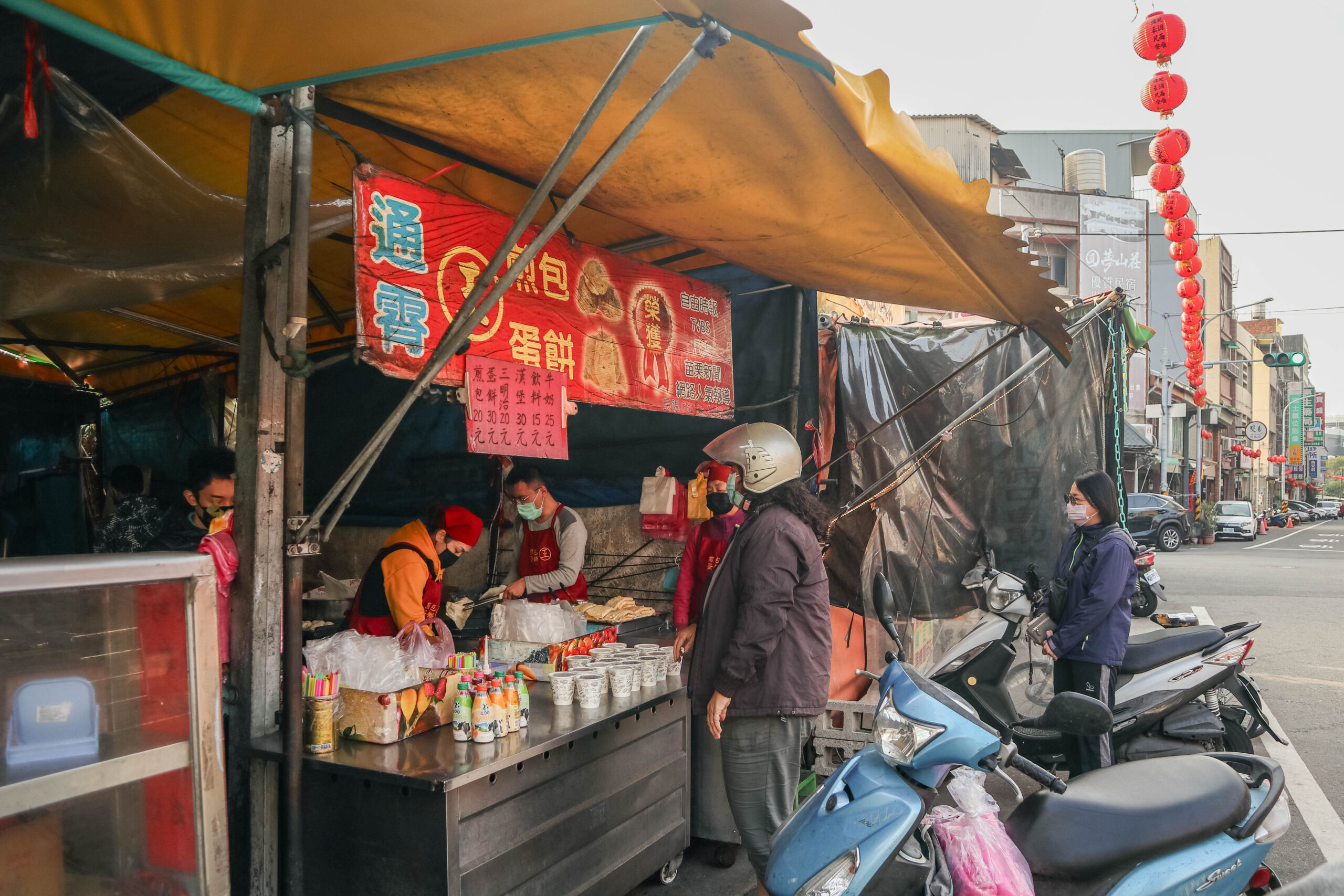 王記煎包蛋餅-在地人氣排隊店!聖母廟對面,煎包一顆20元,必吃爆料煎包、手桿蛋餅/鄰近通霄菜市場 @靜兒貪吃遊玩愛分享 王記煎包蛋餅-在地人氣排隊店!聖母廟對面,煎包一顆20元,必吃爆料煎包、手桿蛋餅/鄰近通霄菜市場 @靜兒貪吃遊玩愛分享