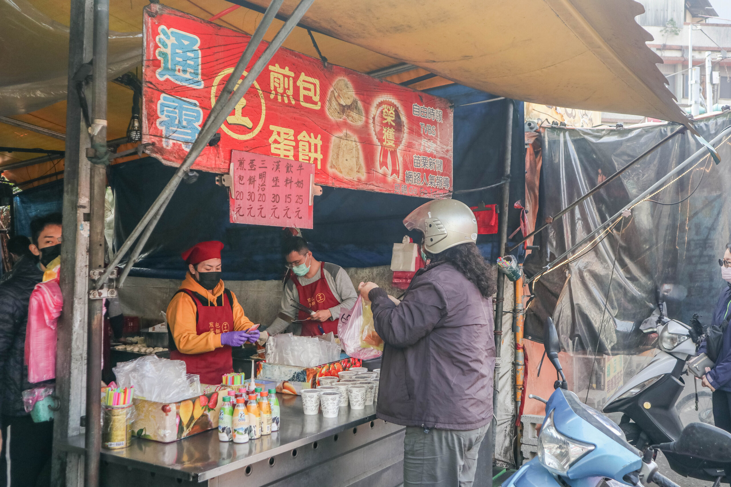 王記煎包蛋餅-在地人氣排隊店!聖母廟對面,煎包一顆20元,必吃爆料煎包、手桿蛋餅/鄰近通霄菜市場 @靜兒貪吃遊玩愛分享 王記煎包蛋餅-在地人氣排隊店!聖母廟對面,煎包一顆20元,必吃爆料煎包、手桿蛋餅/鄰近通霄菜市場 @靜兒貪吃遊玩愛分享