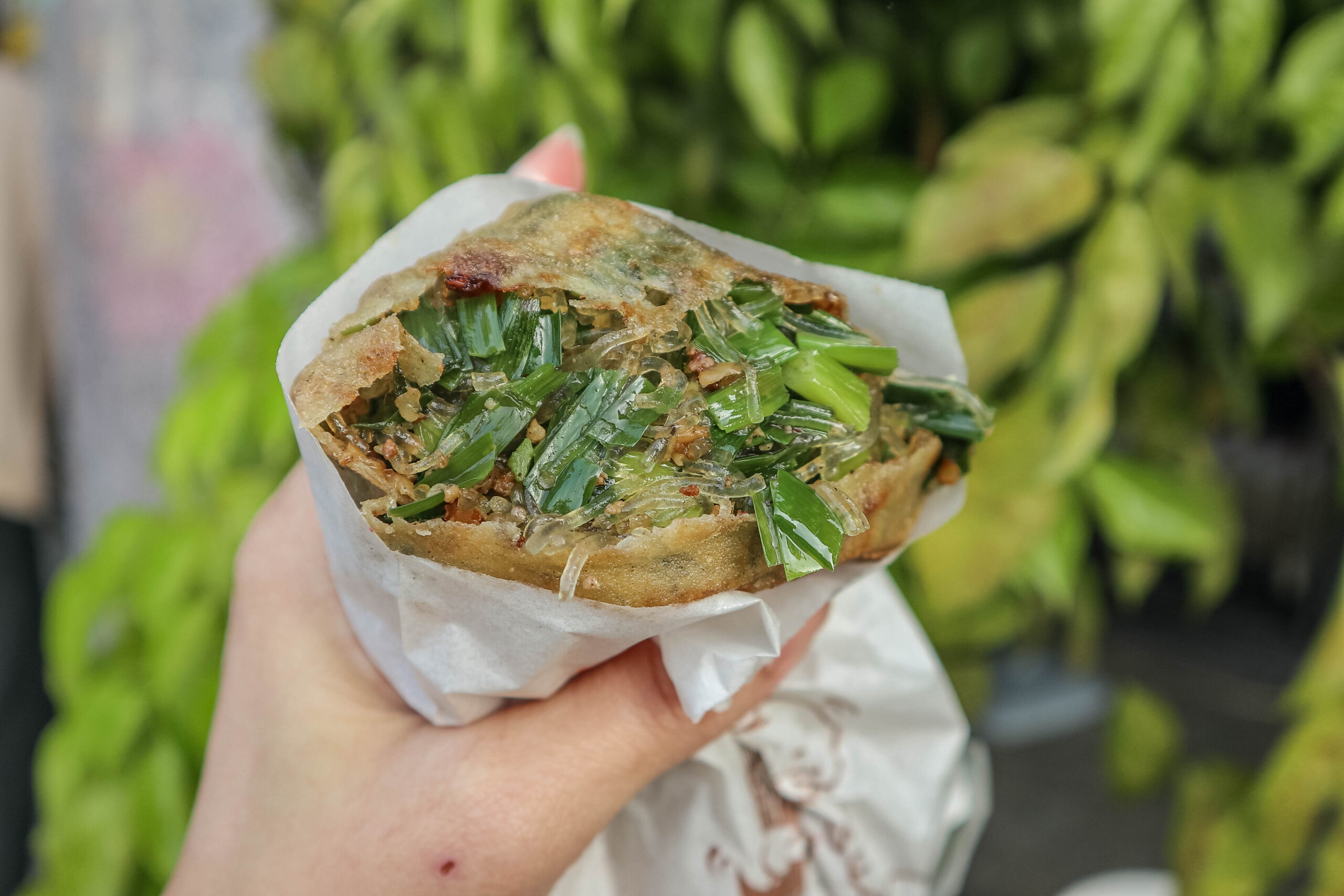 賴家煎包-金黃酥脆三角立體煎包，內餡滿滿像韭菜盒子的煎包/鄰近慈惠宮 @靜兒貪吃遊玩愛分享