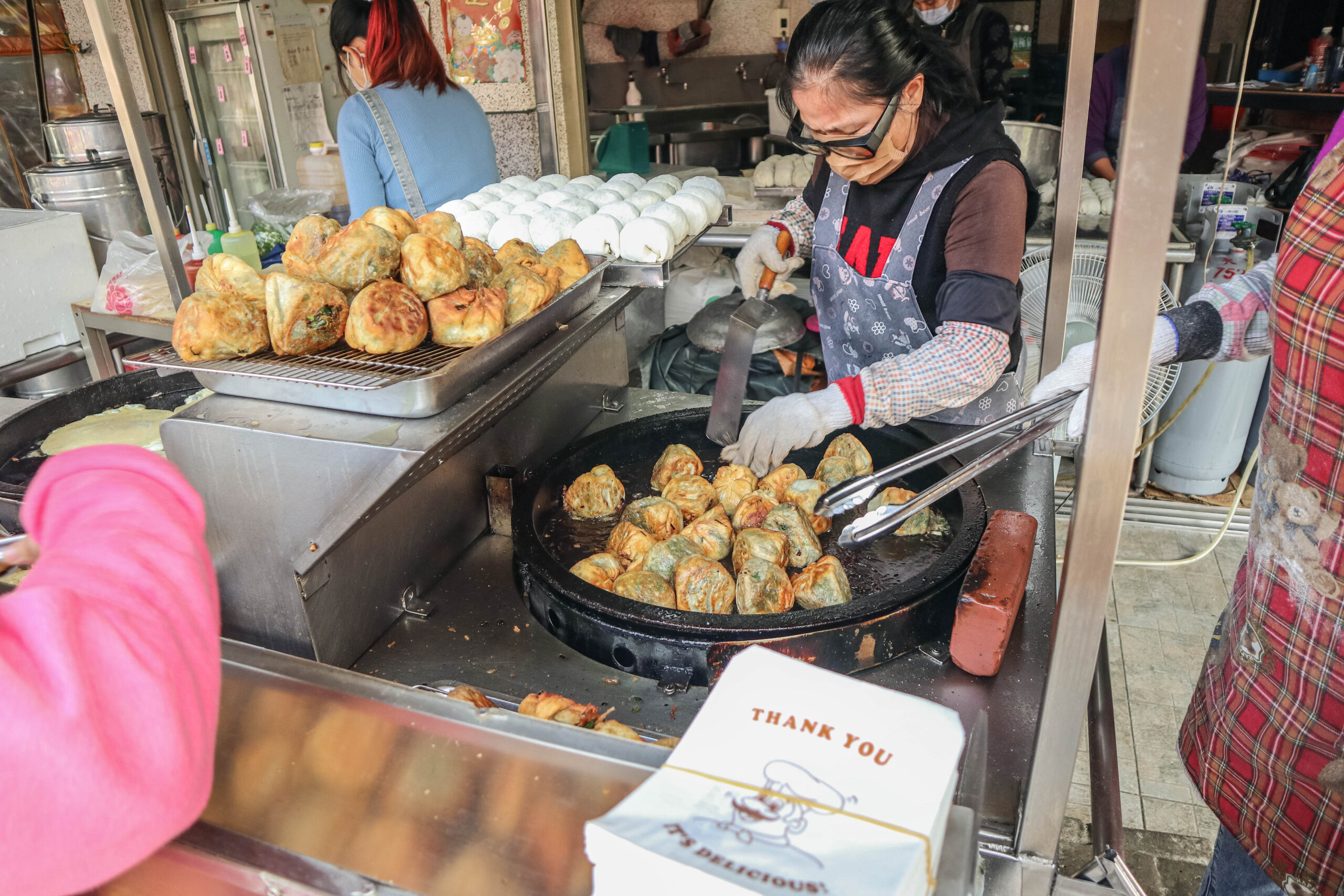 賴家煎包-金黃酥脆三角立體煎包，內餡滿滿像韭菜盒子的煎包/鄰近慈惠宮 @靜兒貪吃遊玩愛分享