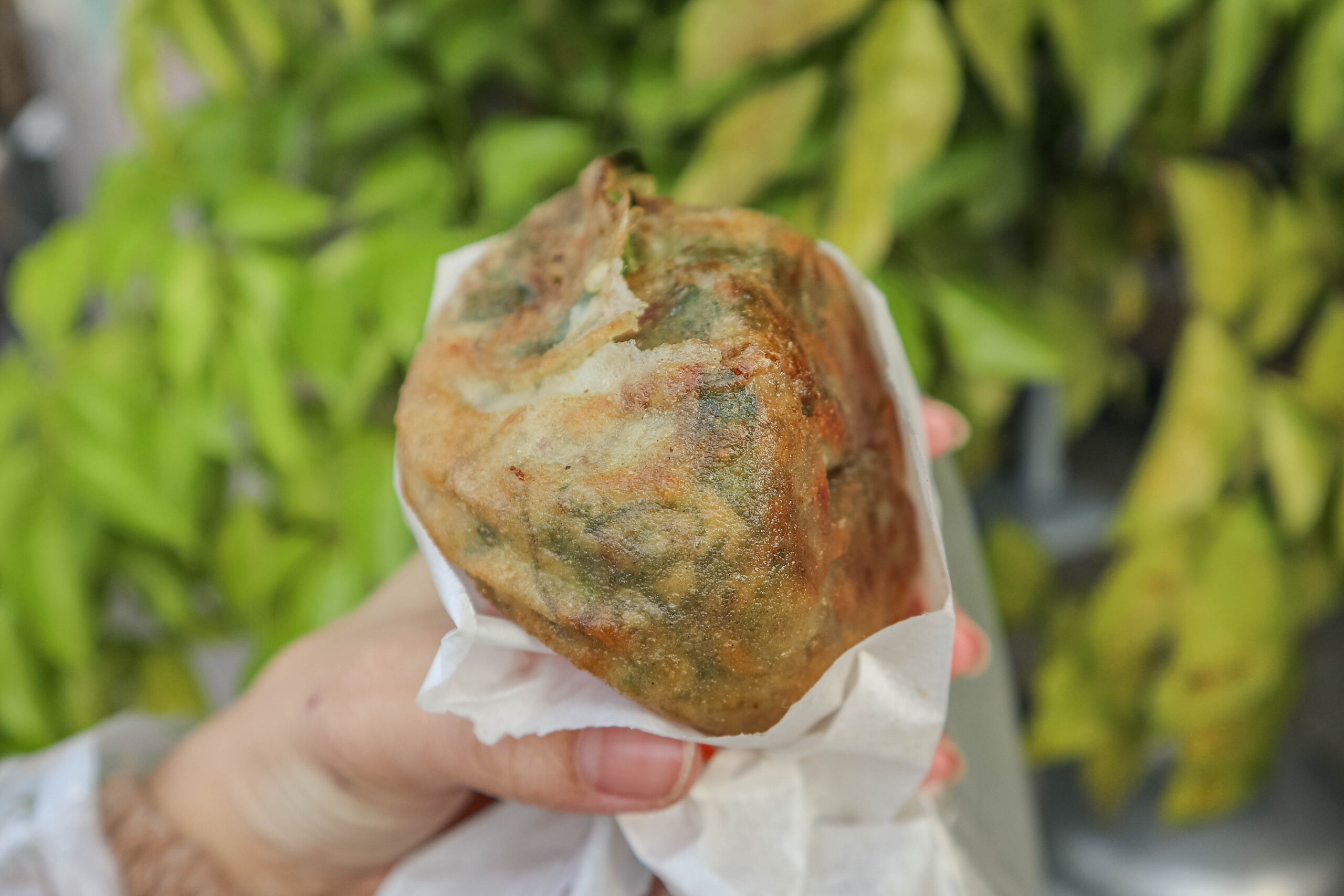 賴家煎包-金黃酥脆三角立體煎包，內餡滿滿像韭菜盒子的煎包/鄰近慈惠宮 @靜兒貪吃遊玩愛分享
