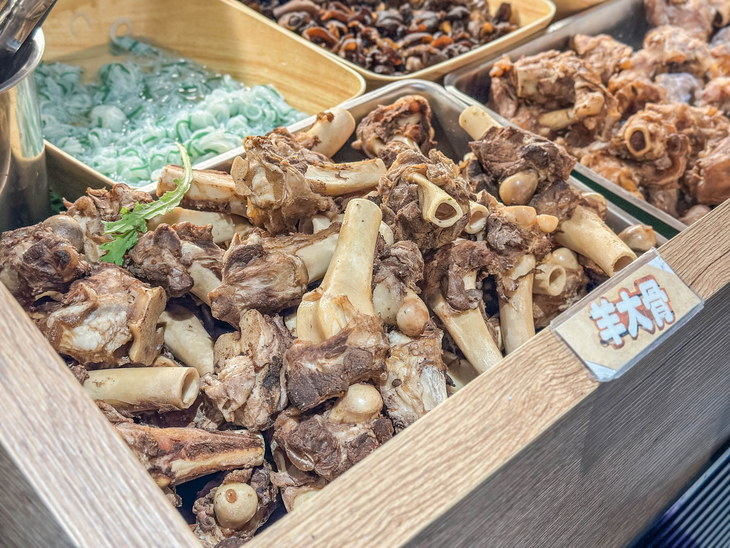 耀武羊威-羊肉爐599吃到飽！多達7種羊肉部位、6款湯底、30種蔬菜火鍋料自助吧可選，獨創新疆手撕羊肉，越冷人潮越多/鄰近中路特區 @靜兒貪吃遊玩愛分享