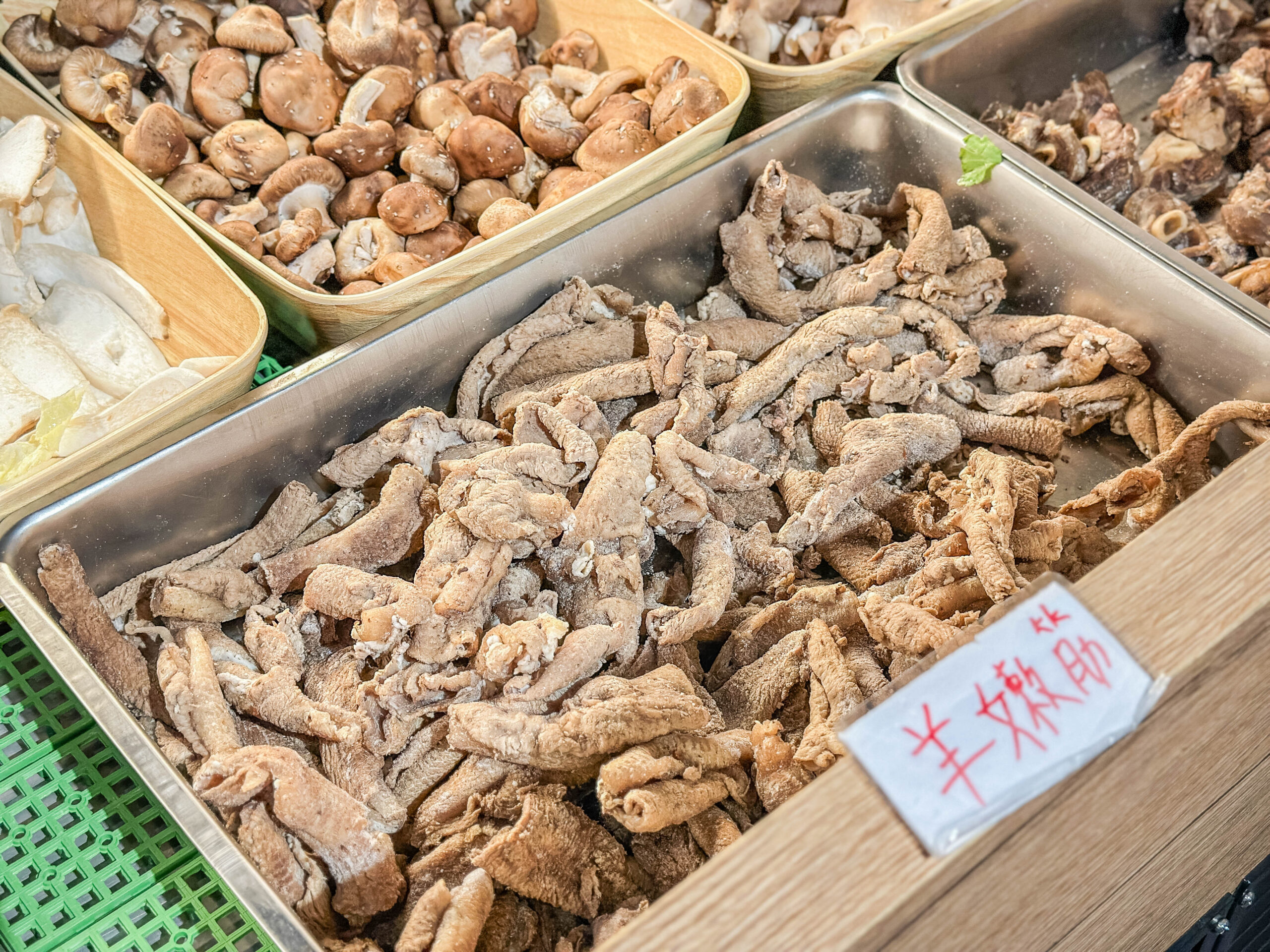 耀武羊威-羊肉爐599吃到飽！多達7種羊肉部位、6款湯底、30種蔬菜火鍋料自助吧可選，獨創新疆手撕羊肉，越冷人潮越多/鄰近中路特區 @靜兒貪吃遊玩愛分享