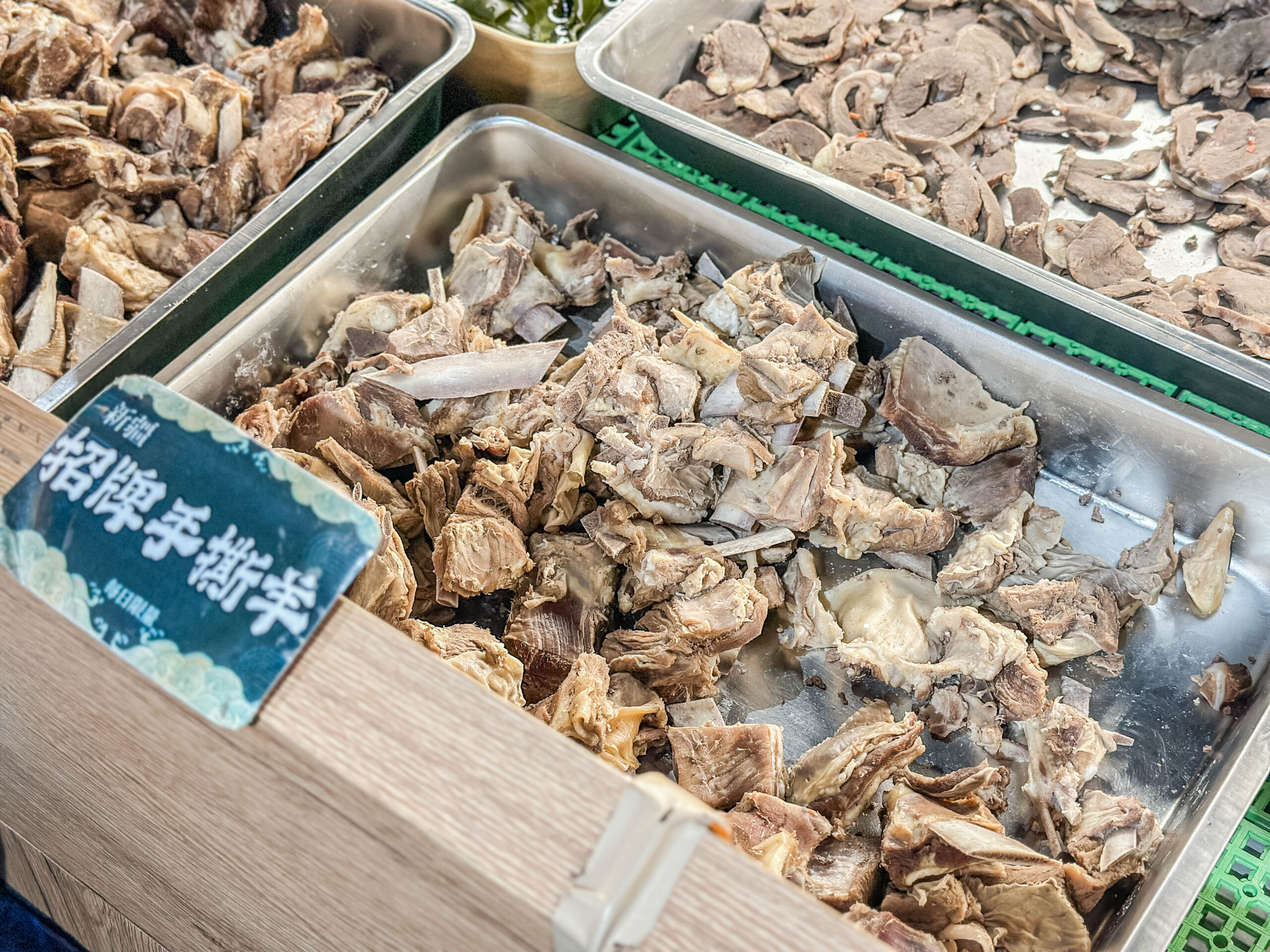 耀武羊威-羊肉爐599吃到飽！多達7種羊肉部位、6款湯底、30種蔬菜火鍋料自助吧可選，獨創新疆手撕羊肉，越冷人潮越多/鄰近中路特區 @靜兒貪吃遊玩愛分享