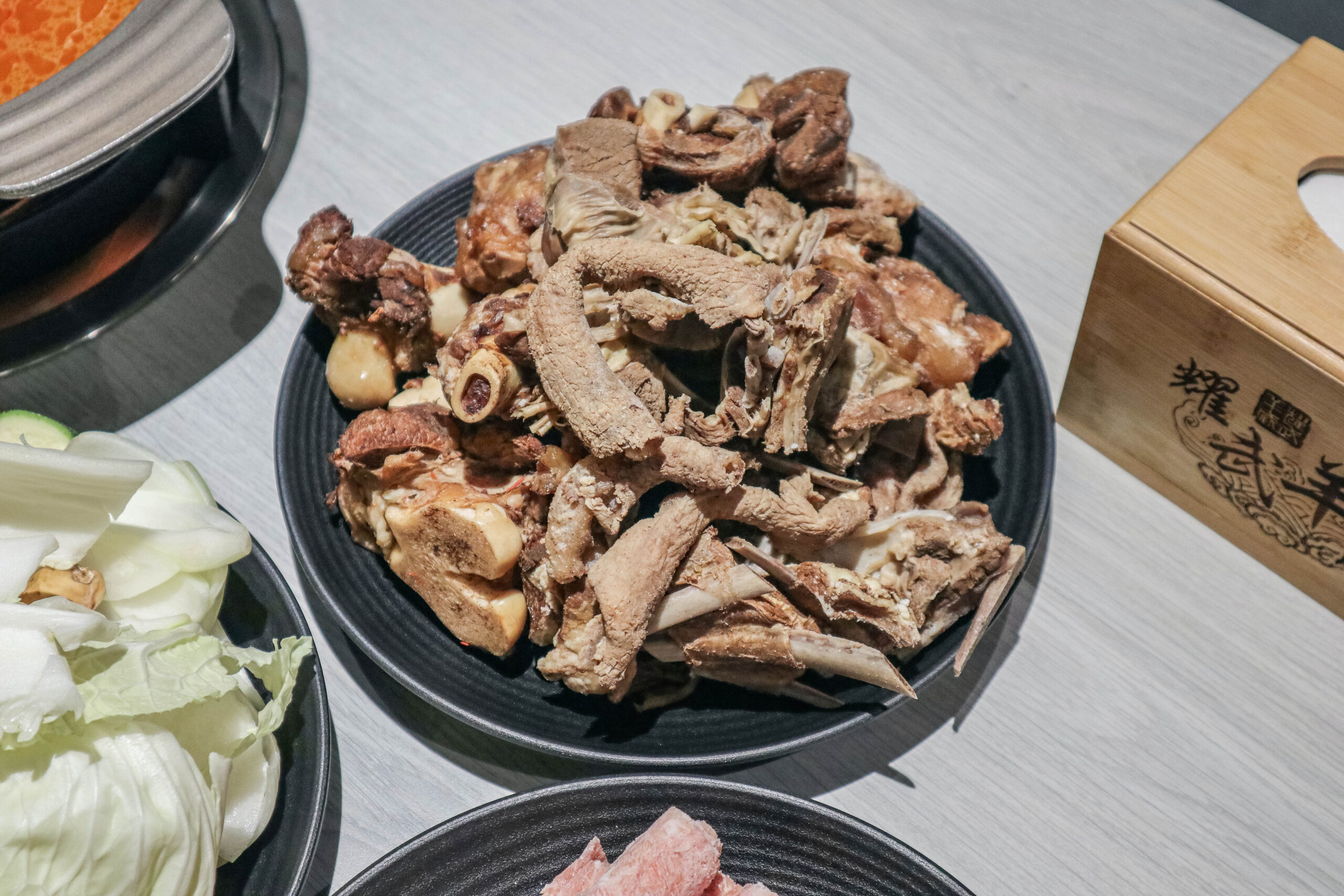 耀武羊威-羊肉爐599吃到飽！多達7種羊肉部位、6款湯底、30種蔬菜火鍋料自助吧可選，獨創新疆手撕羊肉，越冷人潮越多/鄰近中路特區 @靜兒貪吃遊玩愛分享