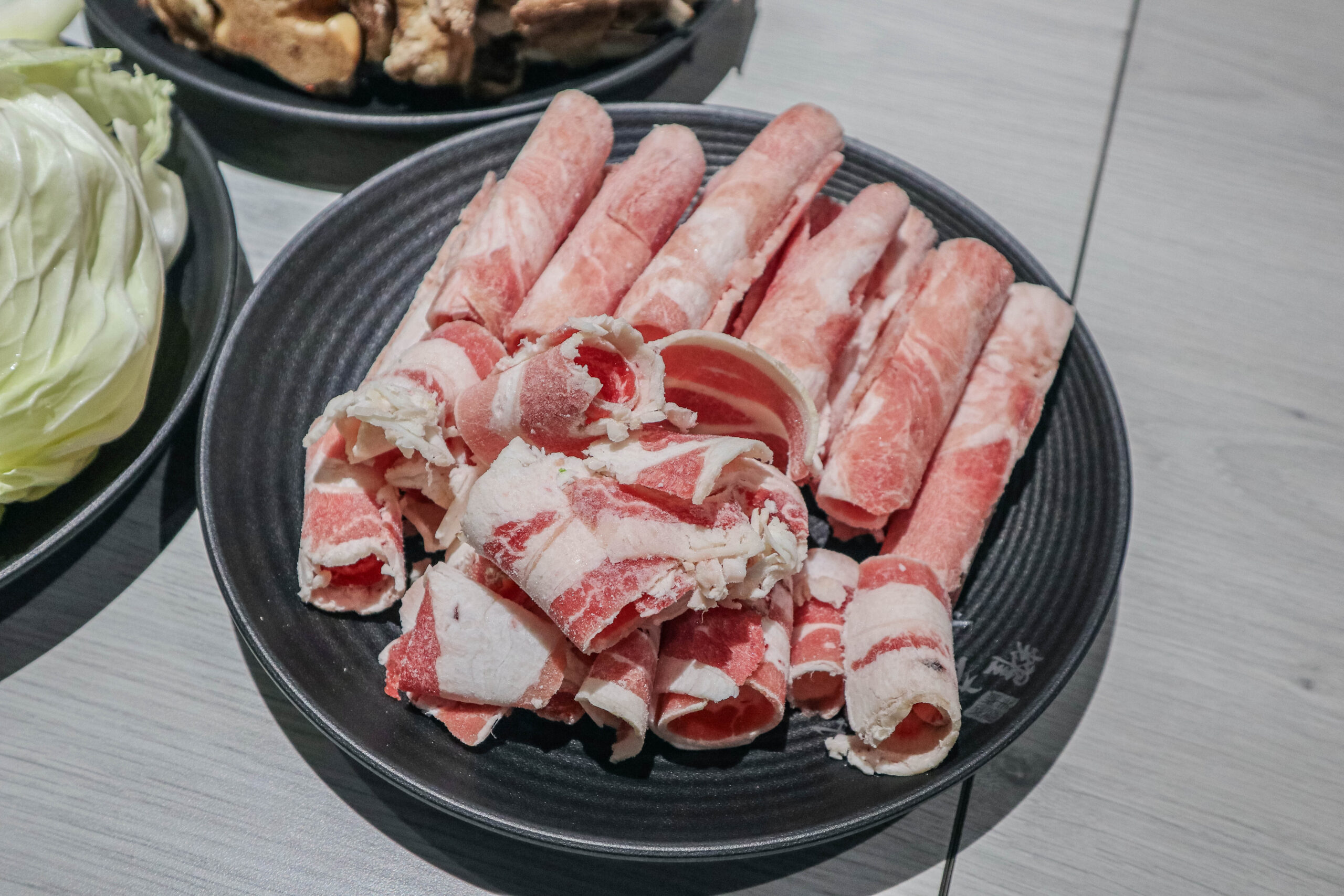 耀武羊威-羊肉爐599吃到飽！多達7種羊肉部位、6款湯底、30種蔬菜火鍋料自助吧可選，獨創新疆手撕羊肉，越冷人潮越多/鄰近中路特區 @靜兒貪吃遊玩愛分享
