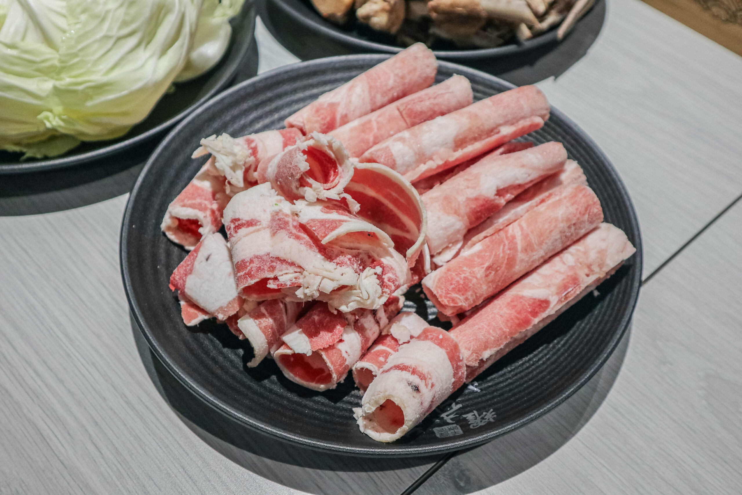 耀武羊威-羊肉爐599吃到飽！多達7種羊肉部位、6款湯底、30種蔬菜火鍋料自助吧可選，獨創新疆手撕羊肉，越冷人潮越多/鄰近中路特區 @靜兒貪吃遊玩愛分享
