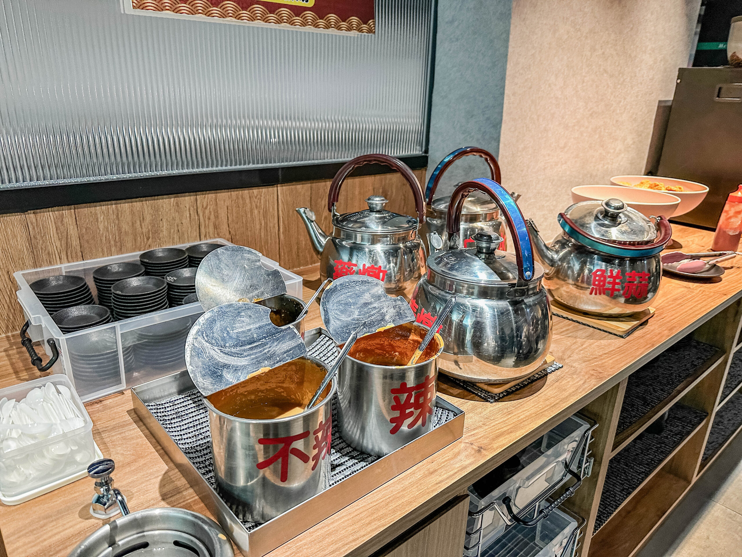 耀武羊威-羊肉爐599吃到飽！多達7種羊肉部位、6款湯底、30種蔬菜火鍋料自助吧可選，獨創新疆手撕羊肉，越冷人潮越多/鄰近中路特區 @靜兒貪吃遊玩愛分享