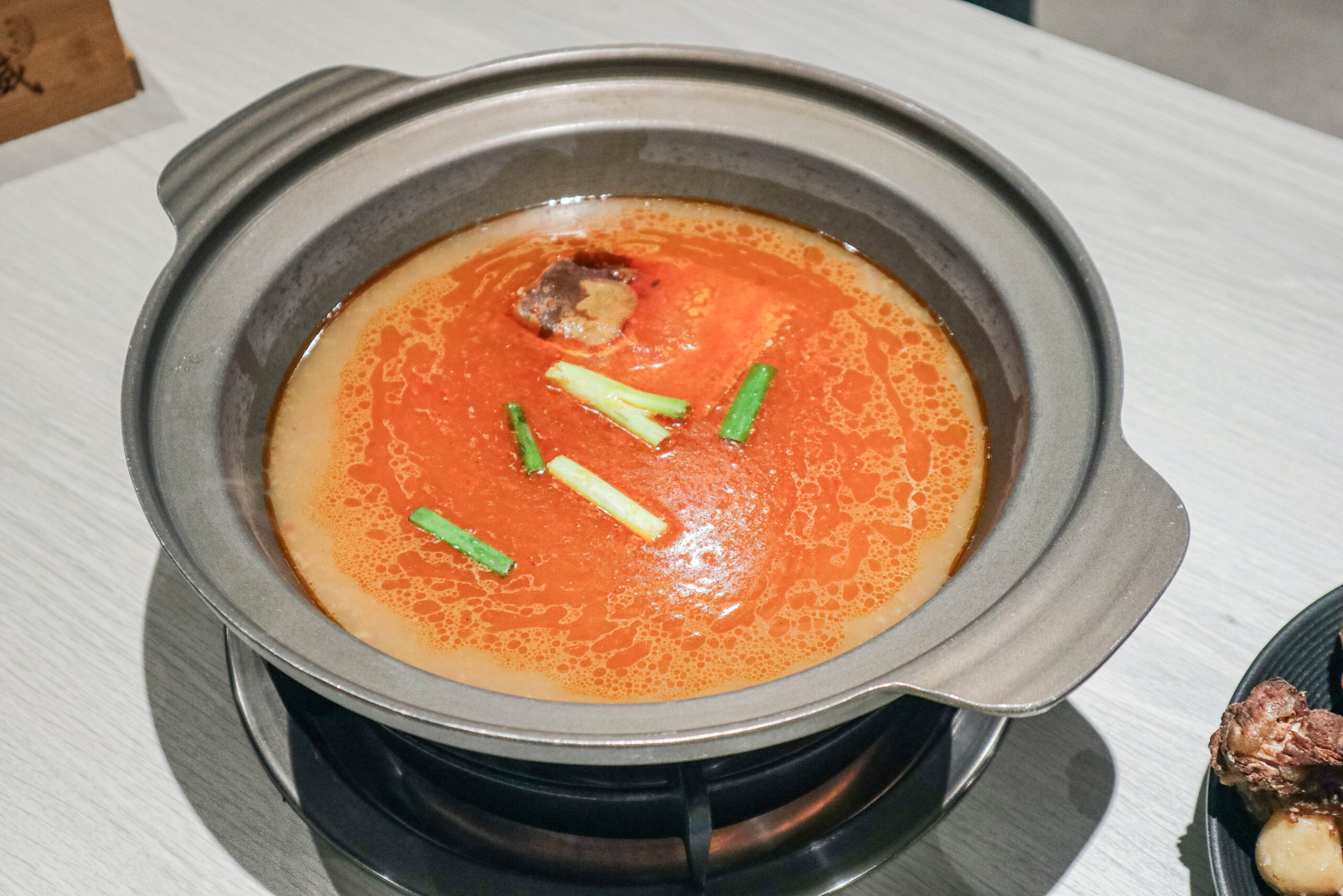 耀武羊威-羊肉爐599吃到飽！多達7種羊肉部位、6款湯底、30種蔬菜火鍋料自助吧可選，獨創新疆手撕羊肉，越冷人潮越多/鄰近中路特區 @靜兒貪吃遊玩愛分享