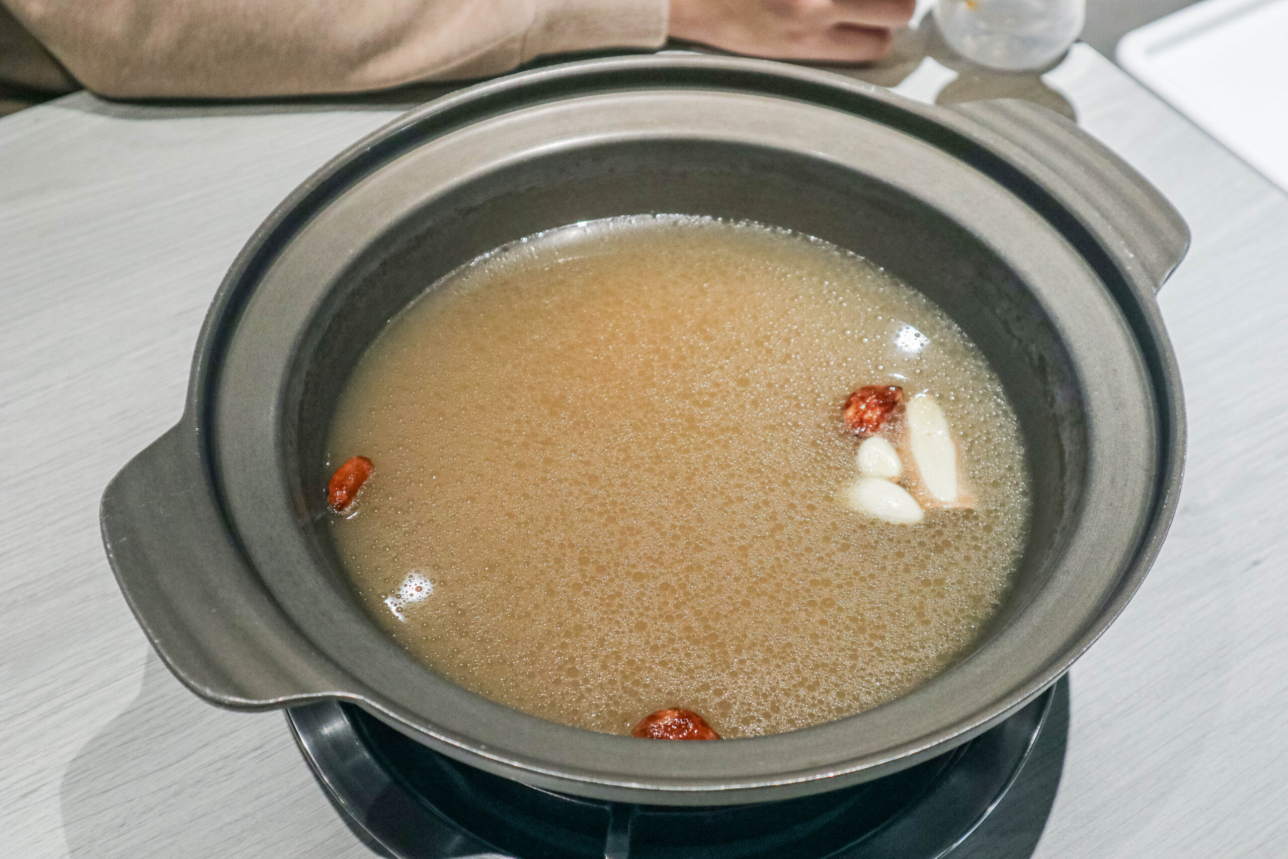 耀武羊威-羊肉爐599吃到飽！多達7種羊肉部位、6款湯底、30種蔬菜火鍋料自助吧可選，獨創新疆手撕羊肉，越冷人潮越多/鄰近中路特區 @靜兒貪吃遊玩愛分享