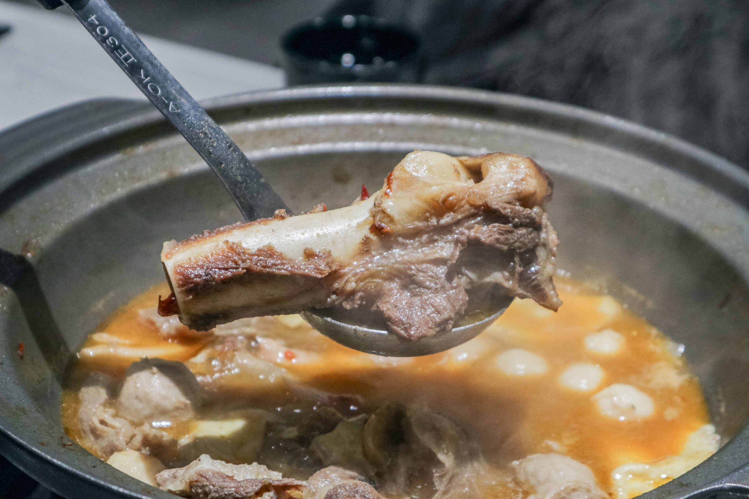 耀武羊威-羊肉爐599吃到飽！多達7種羊肉部位、6款湯底、30種蔬菜火鍋料自助吧可選，獨創新疆手撕羊肉，越冷人潮越多/鄰近中路特區 @靜兒貪吃遊玩愛分享