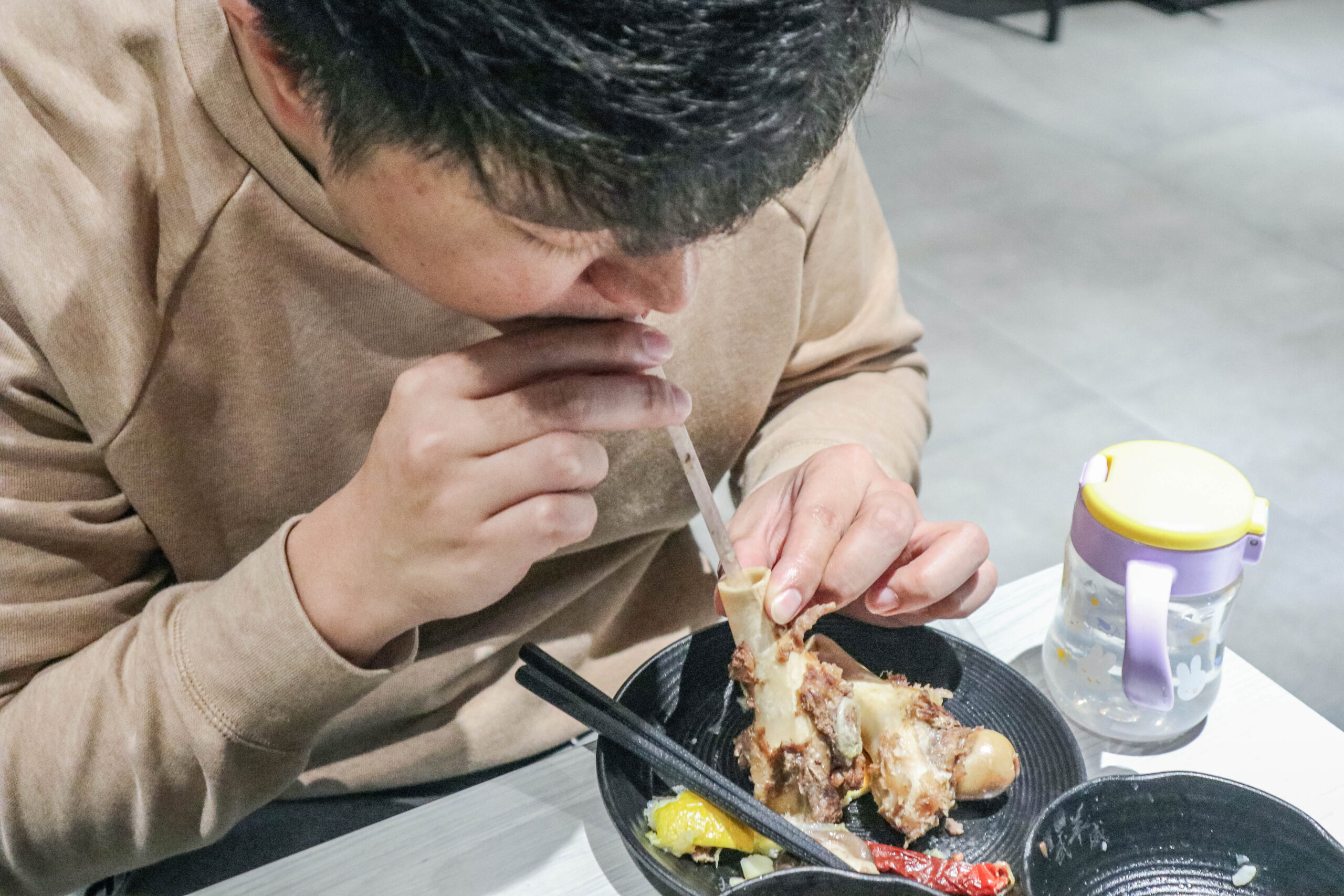 耀武羊威-羊肉爐599吃到飽！多達7種羊肉部位、6款湯底、30種蔬菜火鍋料自助吧可選，獨創新疆手撕羊肉，越冷人潮越多/鄰近中路特區 @靜兒貪吃遊玩愛分享