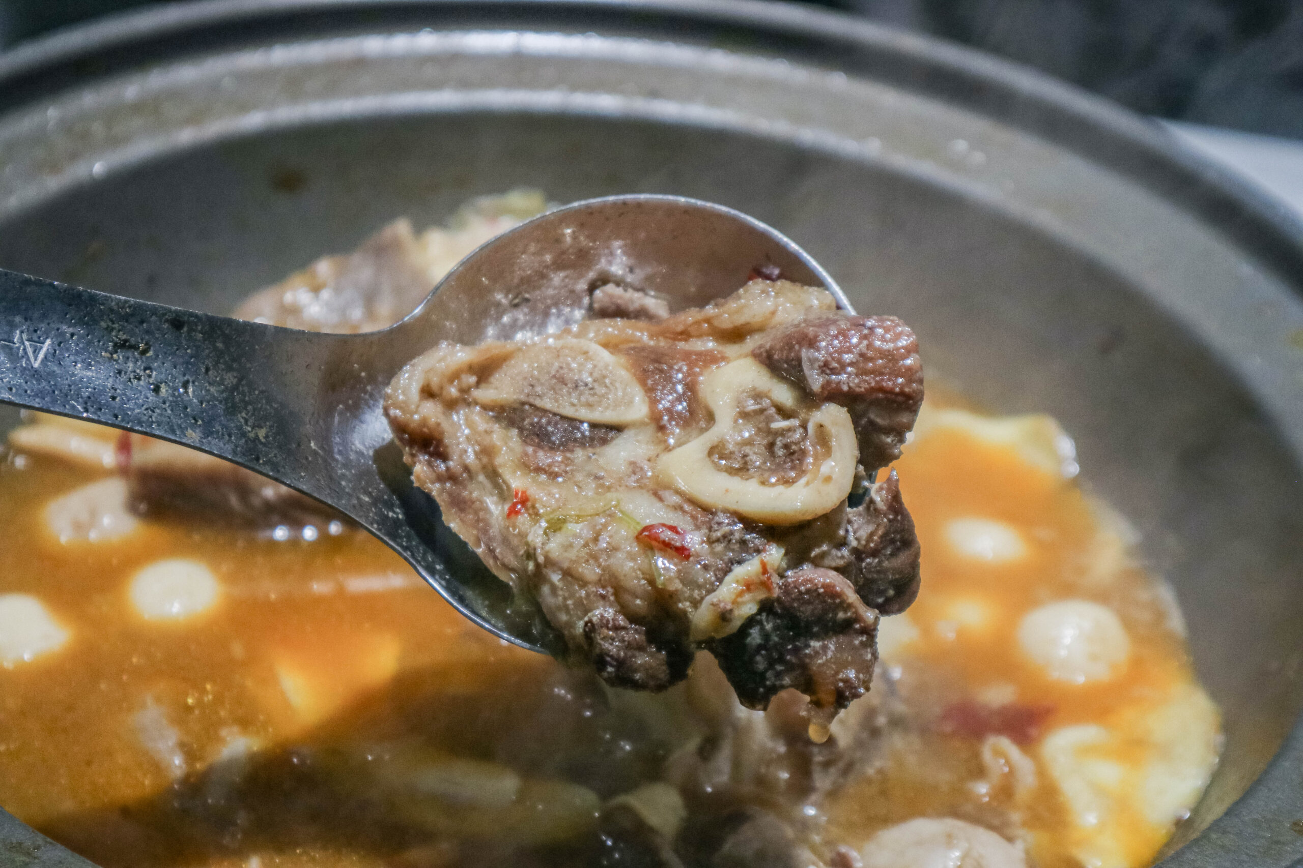 耀武羊威-羊肉爐599吃到飽！多達7種羊肉部位、6款湯底、30種蔬菜火鍋料自助吧可選，獨創新疆手撕羊肉，越冷人潮越多/鄰近中路特區 @靜兒貪吃遊玩愛分享