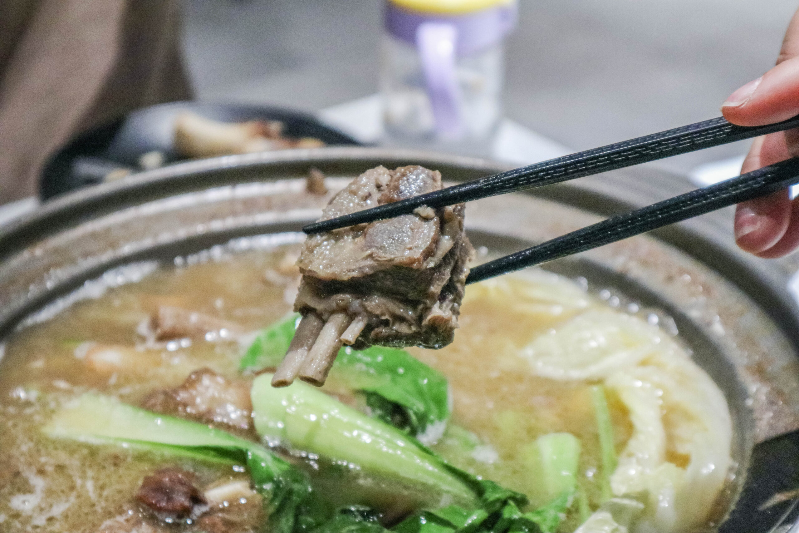 耀武羊威-羊肉爐599吃到飽！多達7種羊肉部位、6款湯底、30種蔬菜火鍋料自助吧可選，獨創新疆手撕羊肉，越冷人潮越多/鄰近中路特區 @靜兒貪吃遊玩愛分享