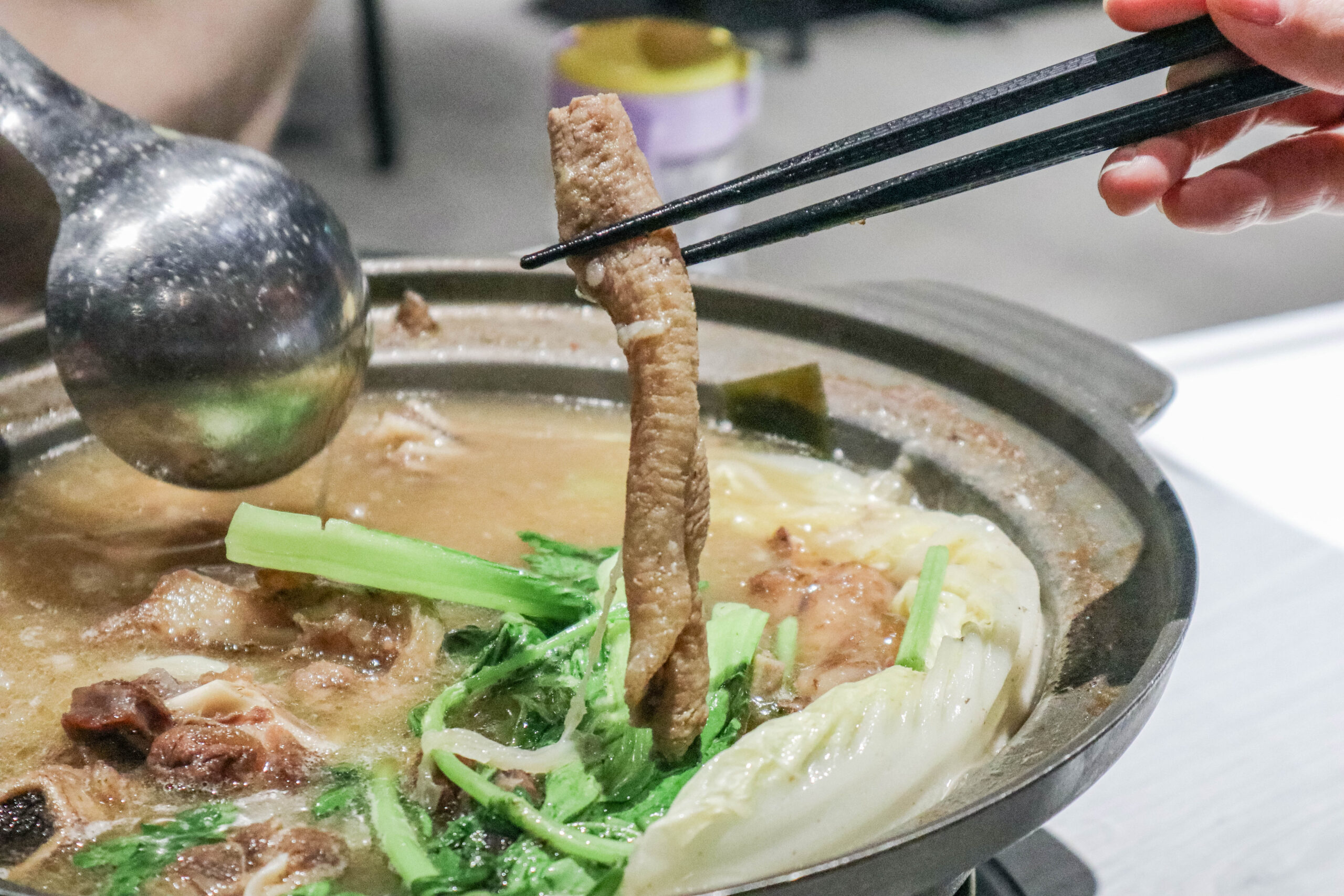 耀武羊威-羊肉爐599吃到飽！多達7種羊肉部位、6款湯底、30種蔬菜火鍋料自助吧可選，獨創新疆手撕羊肉，越冷人潮越多/鄰近中路特區 @靜兒貪吃遊玩愛分享