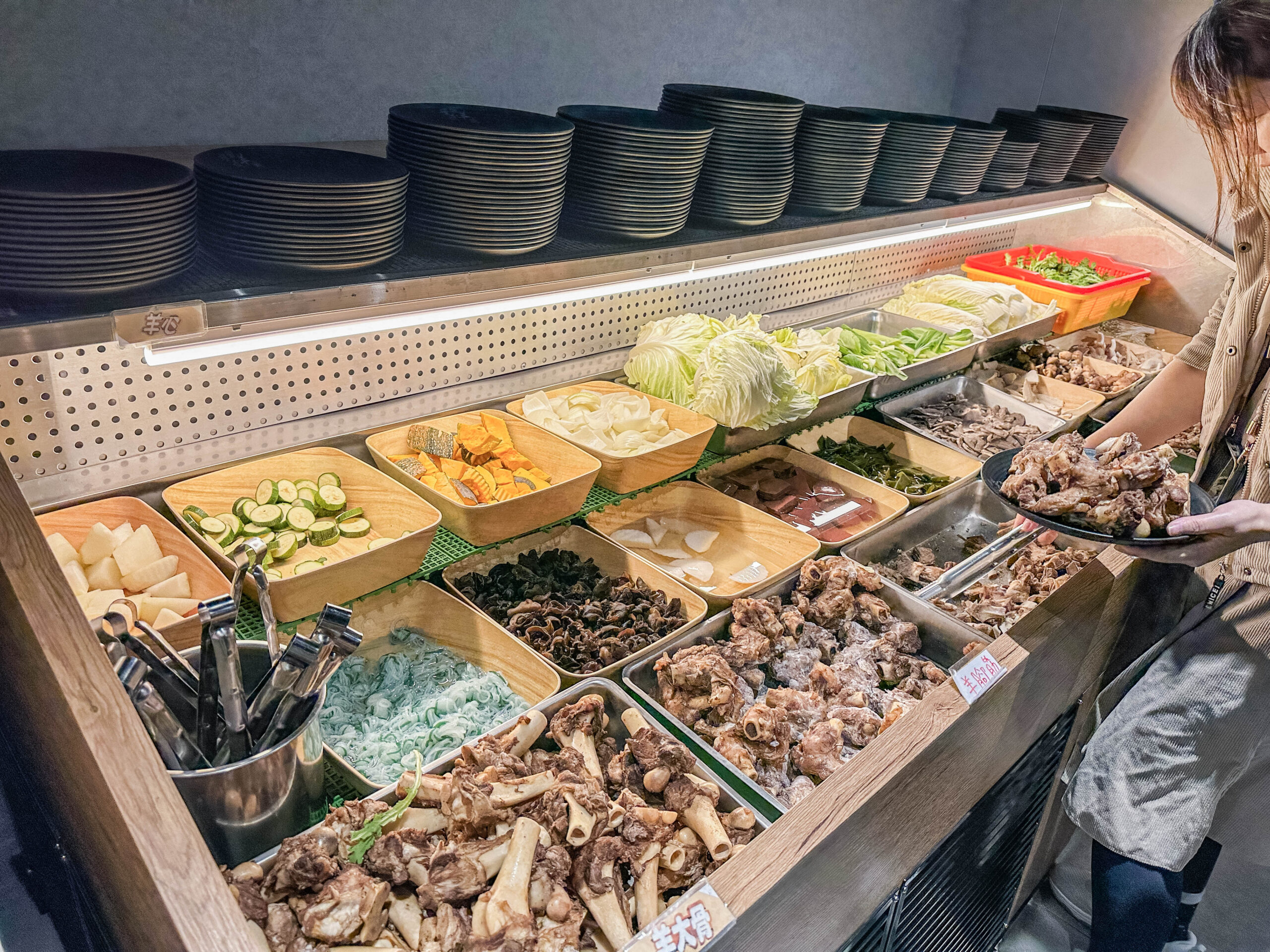 耀武羊威-羊肉爐599吃到飽！多達7種羊肉部位、6款湯底、30種蔬菜火鍋料自助吧可選，獨創新疆手撕羊肉，越冷人潮越多/鄰近中路特區 @靜兒貪吃遊玩愛分享