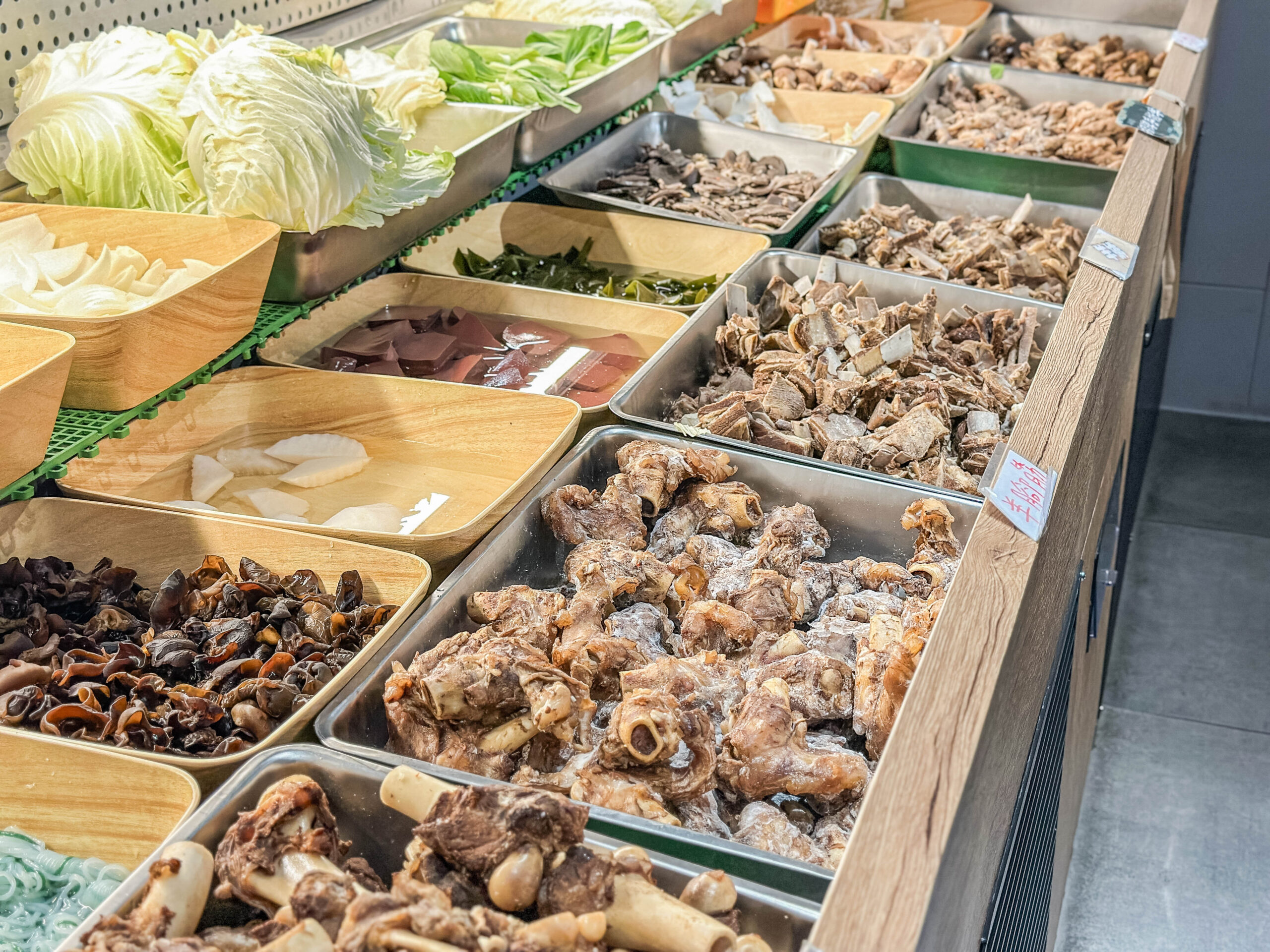 耀武羊威-羊肉爐599吃到飽！多達7種羊肉部位、6款湯底、30種蔬菜火鍋料自助吧可選，獨創新疆手撕羊肉，越冷人潮越多/鄰近中路特區 @靜兒貪吃遊玩愛分享