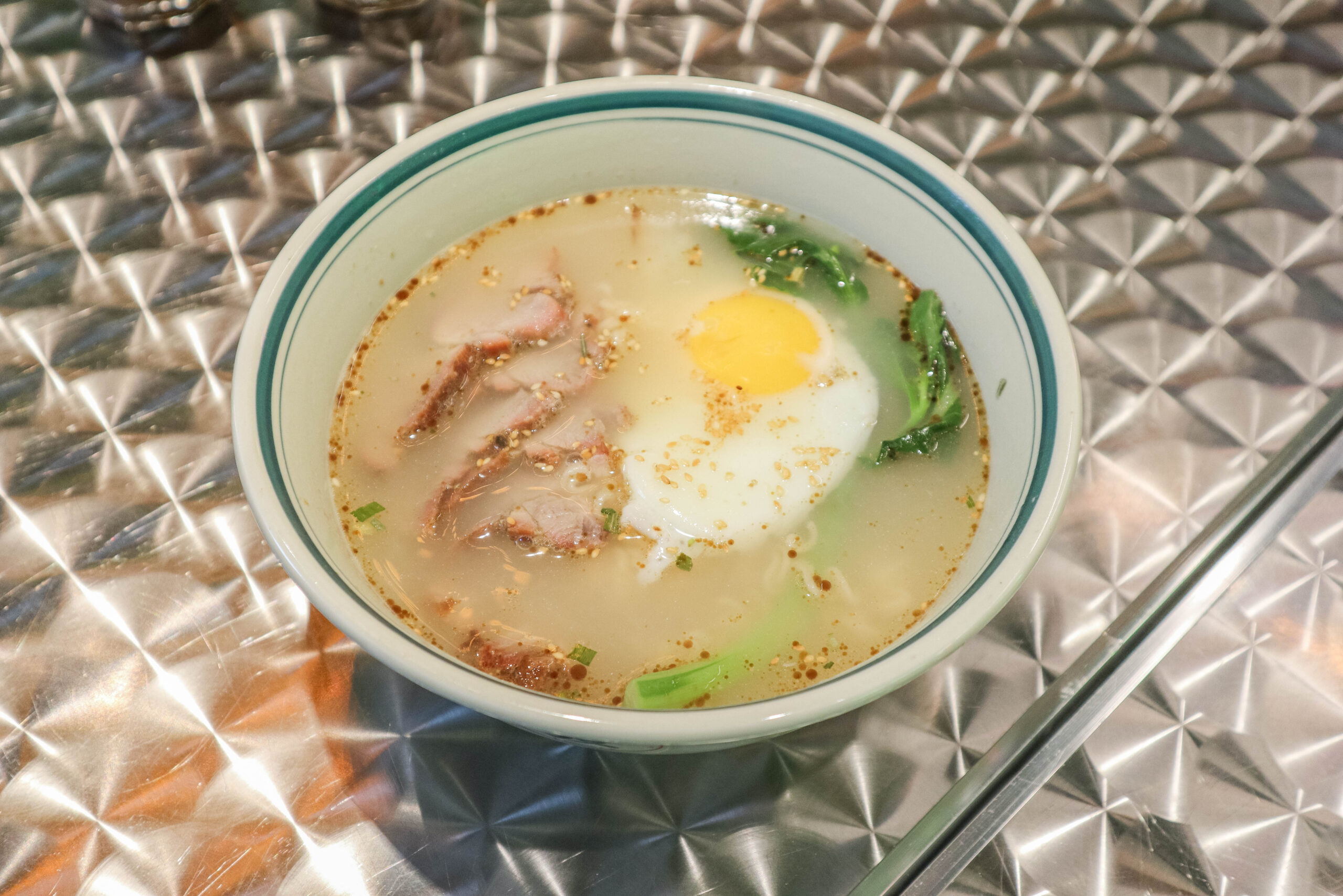三灣仔冰室-網評超道地的港點！平日用餐依舊客滿，港式復古懷舊的港飲料理店/鄰近藝文特區 @靜兒貪吃遊玩愛分享