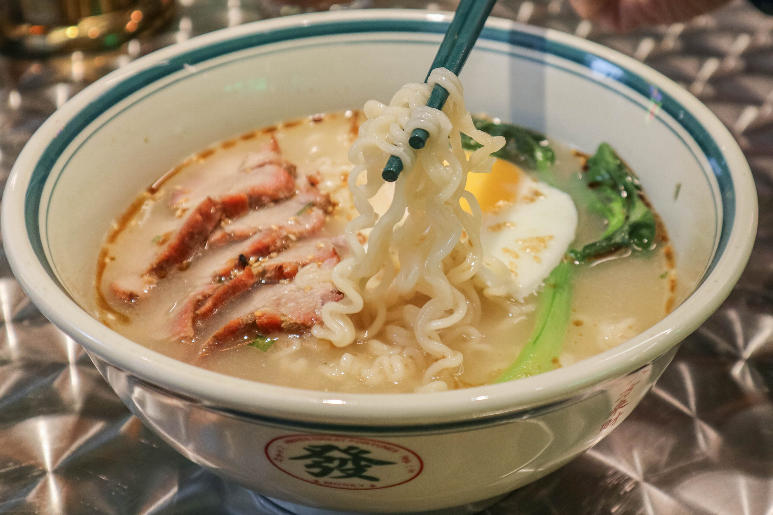 三灣仔冰室-網評超道地的港點！平日用餐依舊客滿，港式復古懷舊的港飲料理店/鄰近藝文特區 @靜兒貪吃遊玩愛分享