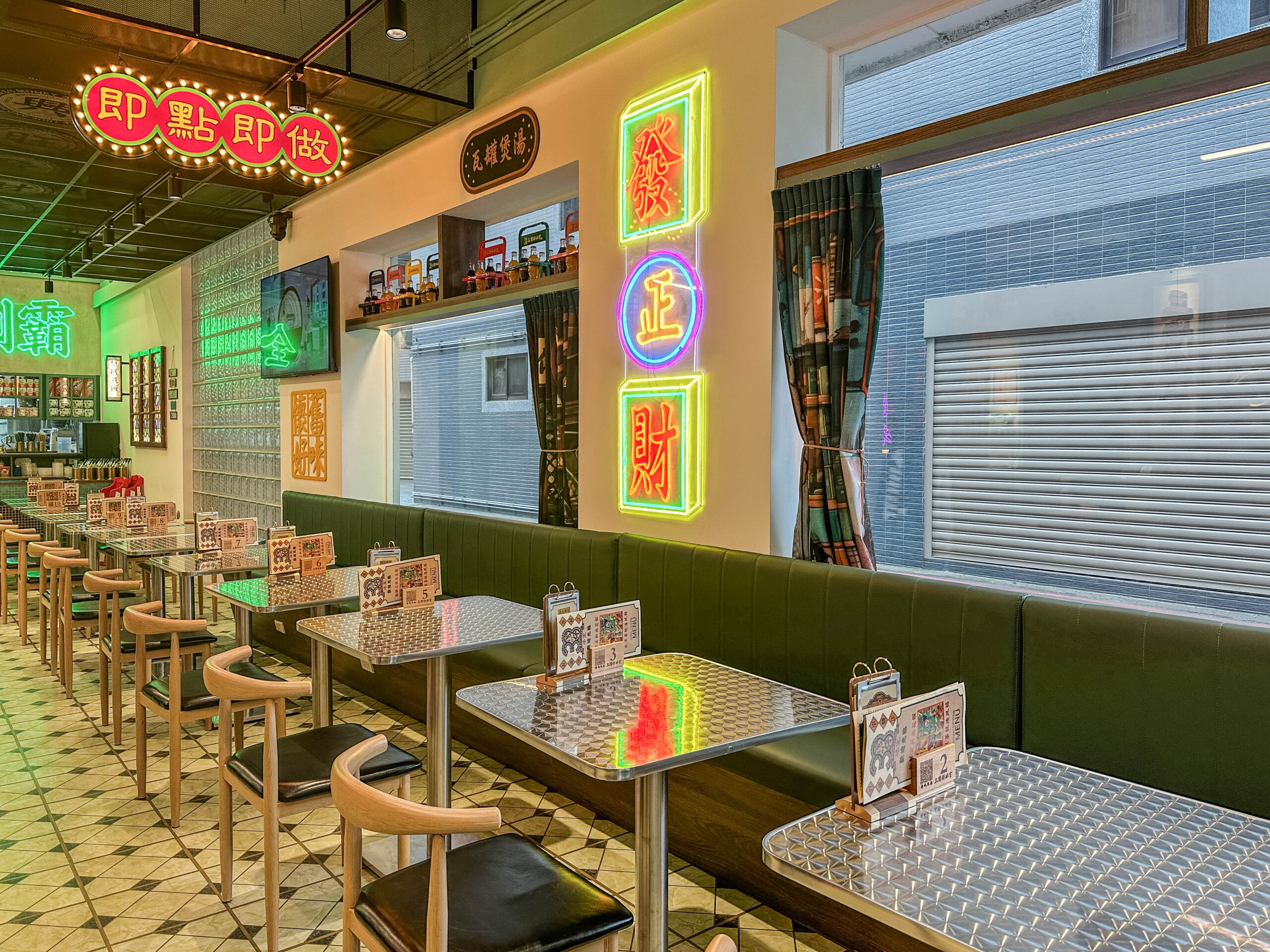 三灣仔冰室-網評超道地的港點！平日用餐依舊客滿，港式復古懷舊的港飲料理店/鄰近藝文特區 @靜兒貪吃遊玩愛分享