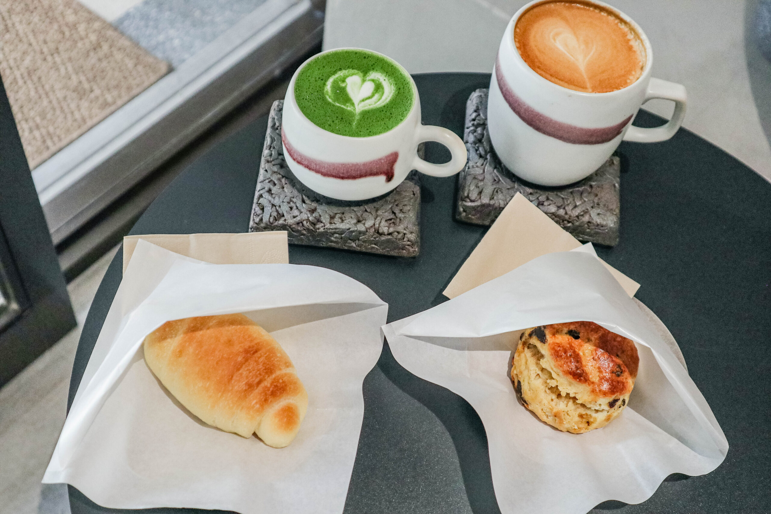 SIDRA COFFEE ROASTER-隱藏住宅大樓內！多達15種以上精品咖啡，低調質感輕工業風，海鹽奶油捲/鄰近風禾公園 @靜兒貪吃遊玩愛分享