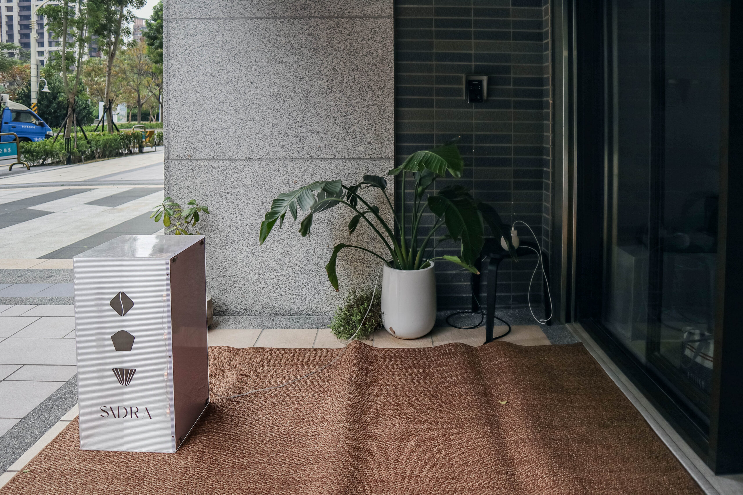 SIDRA COFFEE ROASTER-隱藏住宅大樓內！多達15種以上精品咖啡，低調質感輕工業風，海鹽奶油捲/鄰近風禾公園 @靜兒貪吃遊玩愛分享
