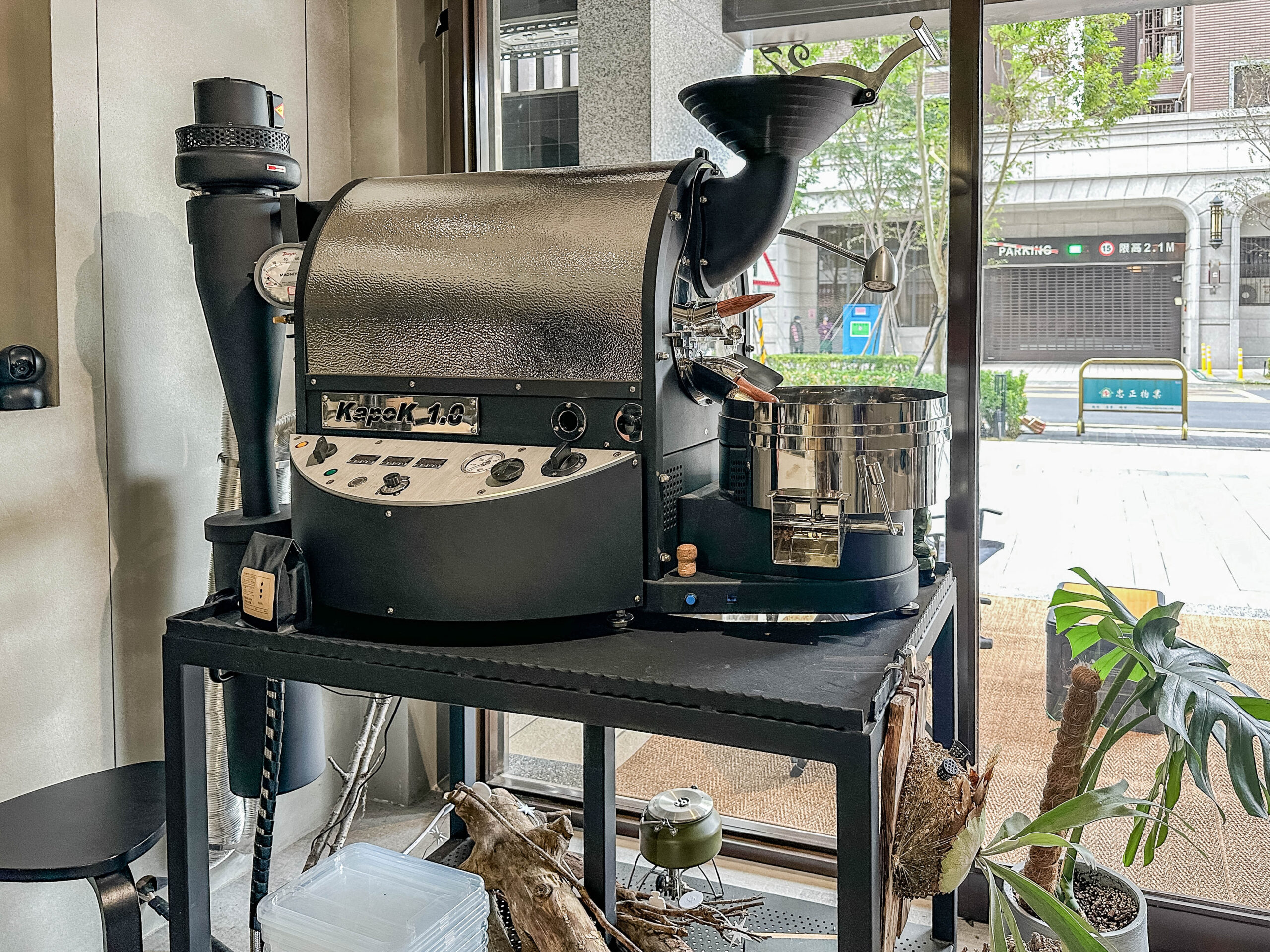 SIDRA COFFEE ROASTER-隱藏住宅大樓內！多達15種以上精品咖啡，低調質感輕工業風，海鹽奶油捲/鄰近風禾公園 @靜兒貪吃遊玩愛分享