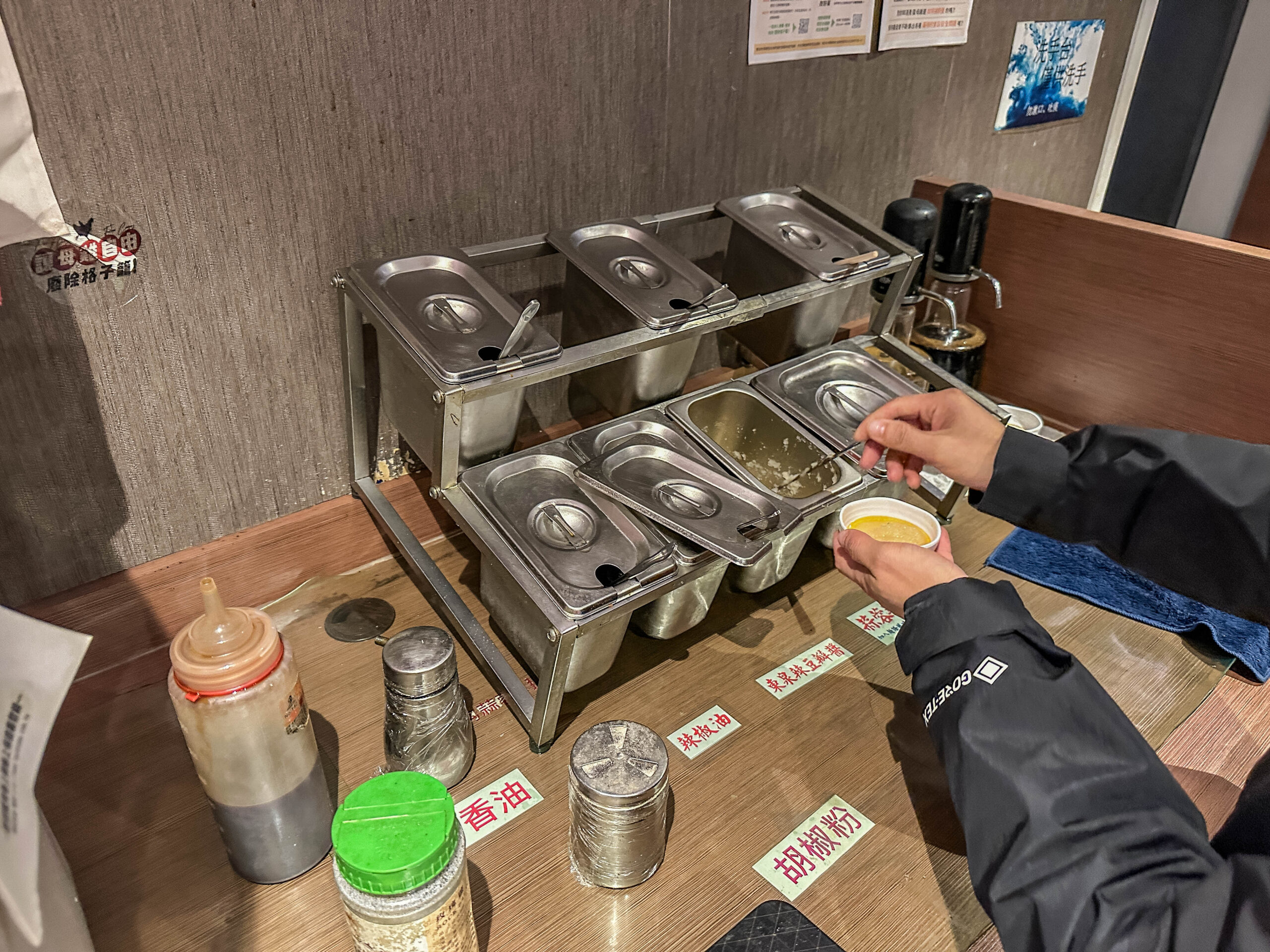 成都老鍋牛肉麵-軟嫩入口即化的一根筋！湯頭香濃好喝，麻辣超夠味，3公分皮帶手工寬麵超推/鄰近將軍村 @靜兒貪吃遊玩愛分享